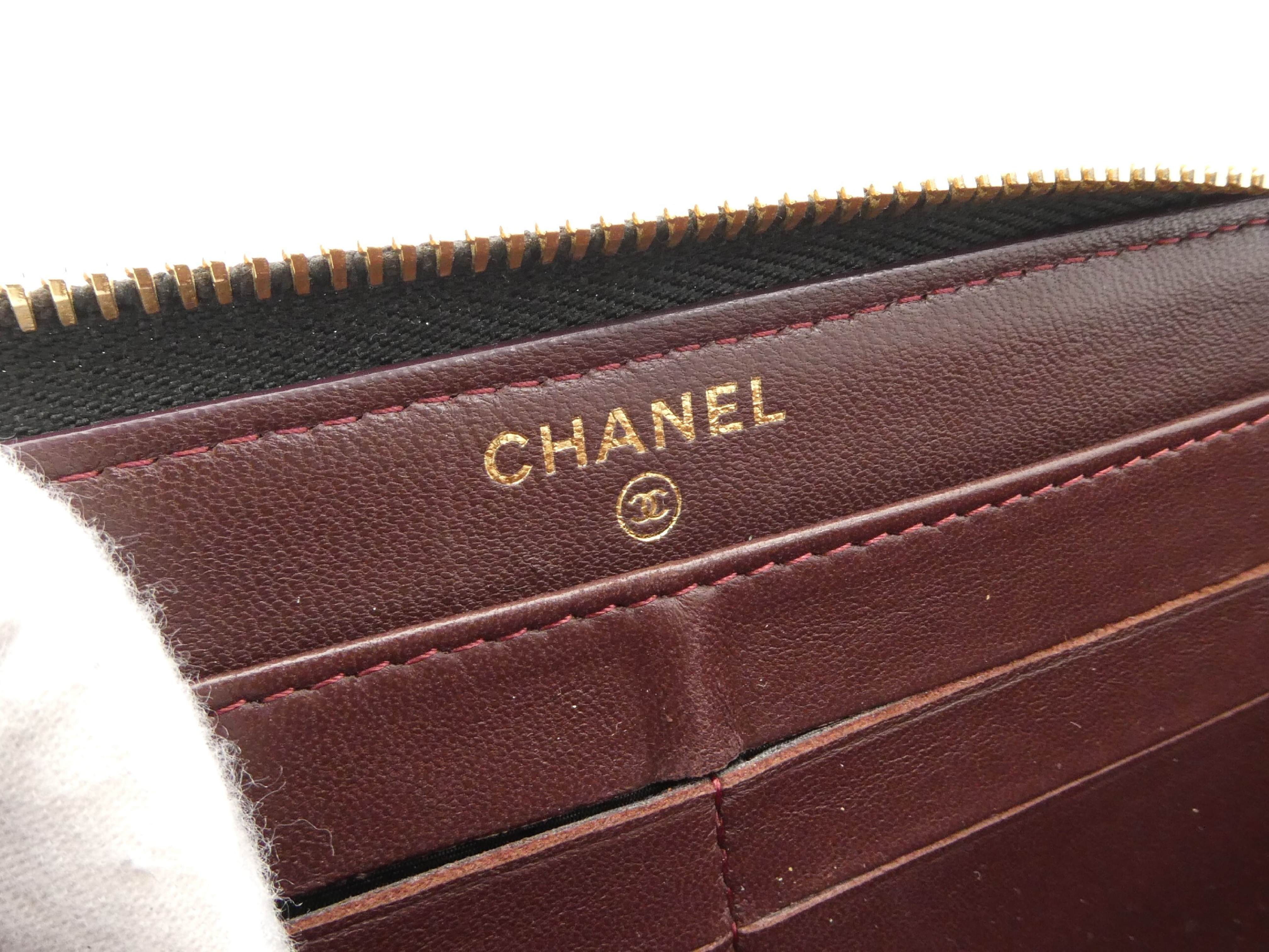 Matelassé Coco Mark Round Zip Wallet — view 9