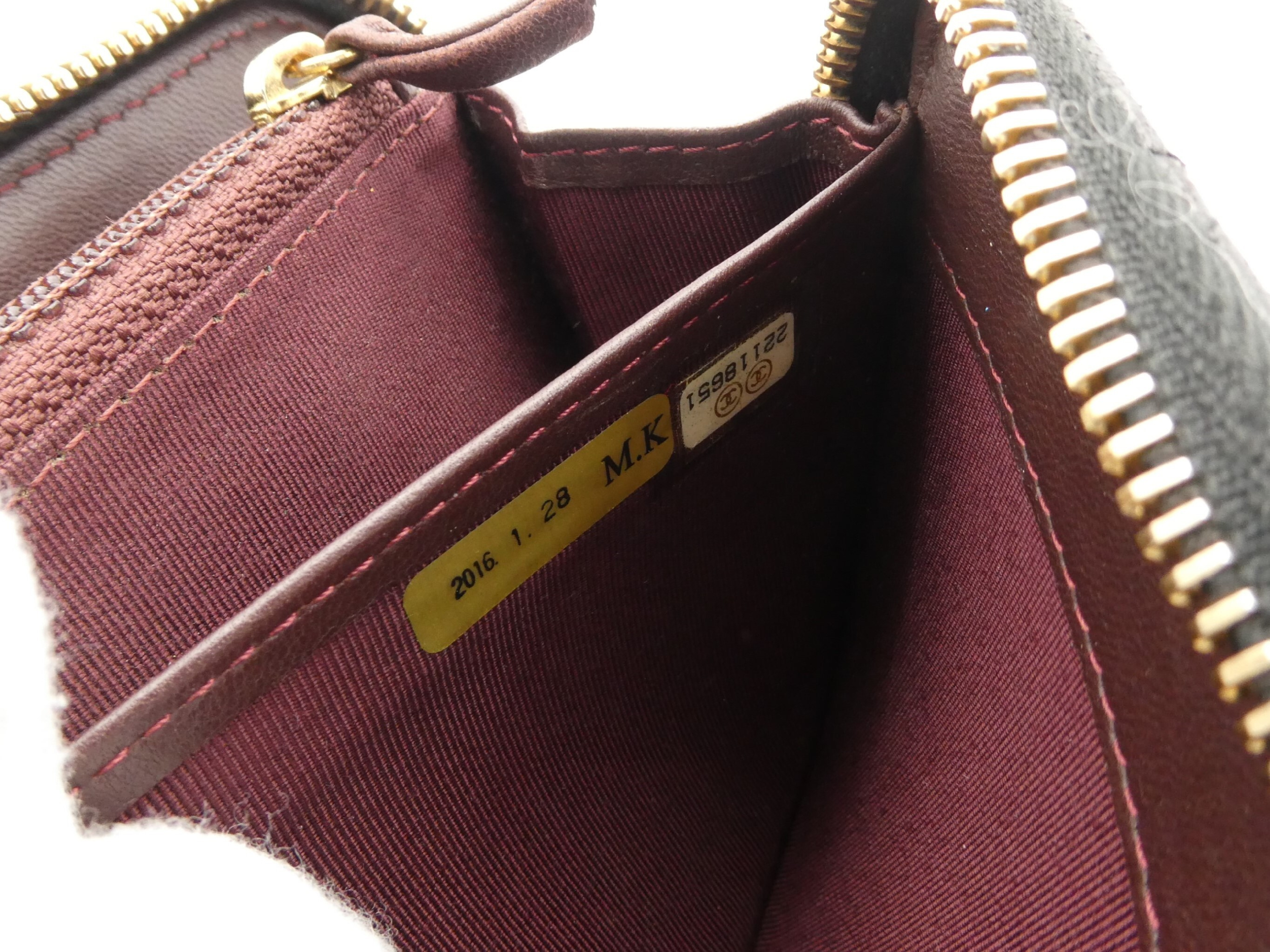 Matelassé Coco Mark Round Zip Wallet — view 10