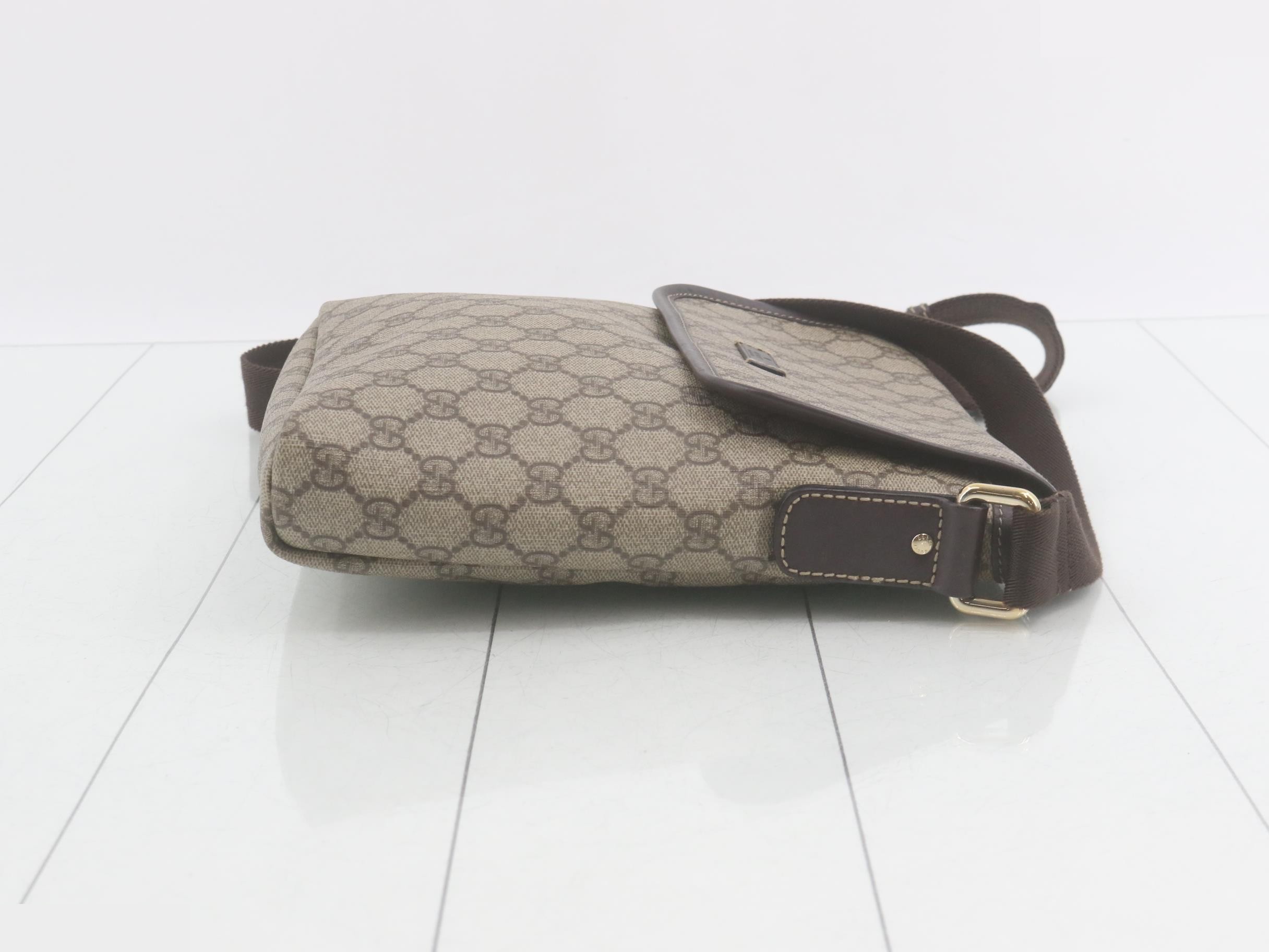 GG Supreme Shoulder Bag — view 3
