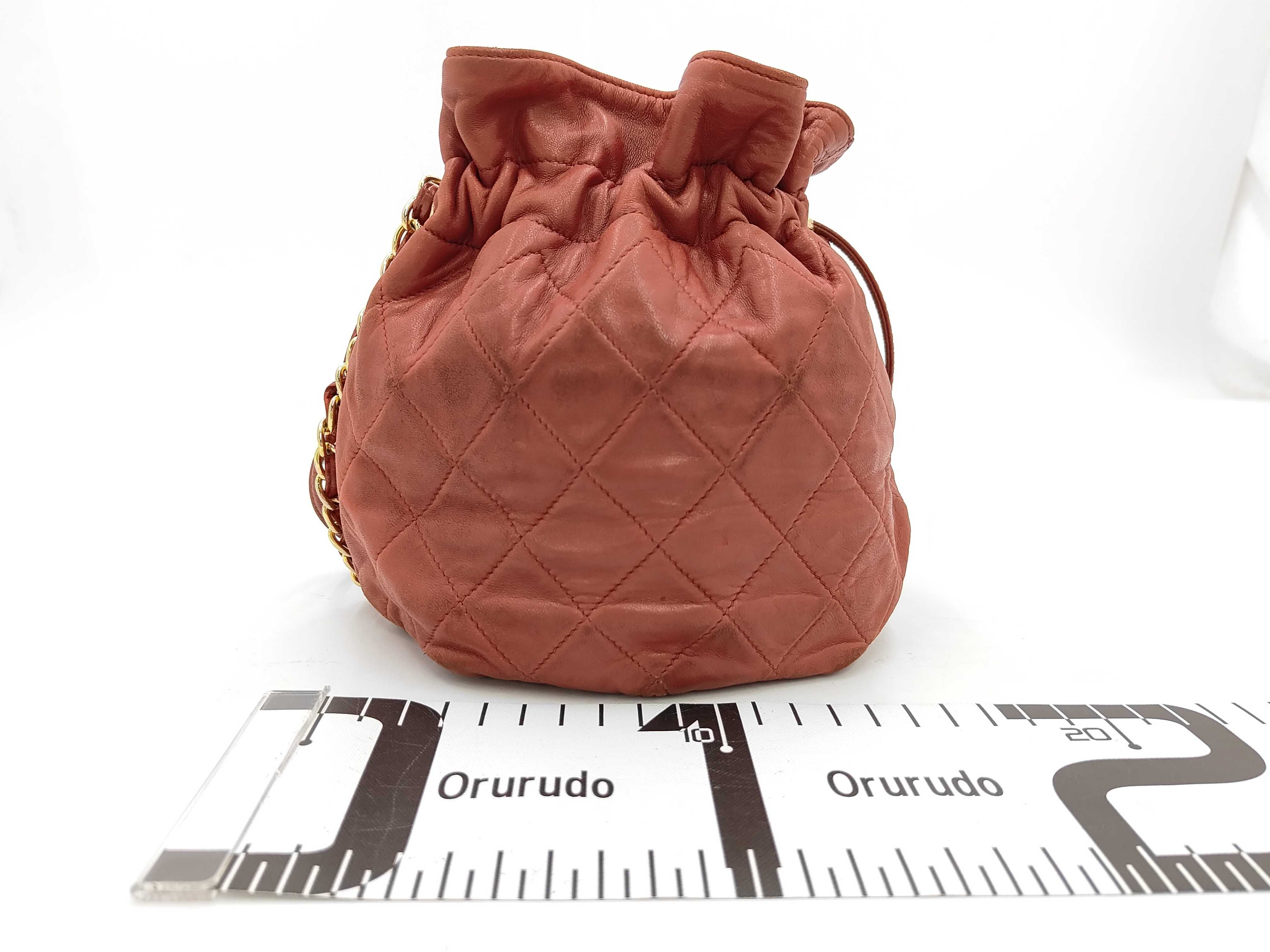 Matelassé drawstring shoulder bag, red. — view 2