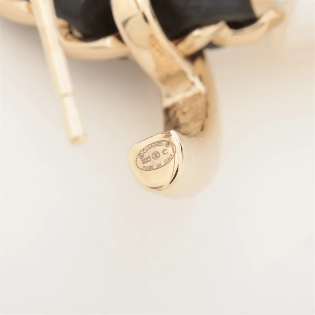 Cocomark Matelasse B23C Earrings (for both ears) GP x Plastic x Leather Gold — view 5