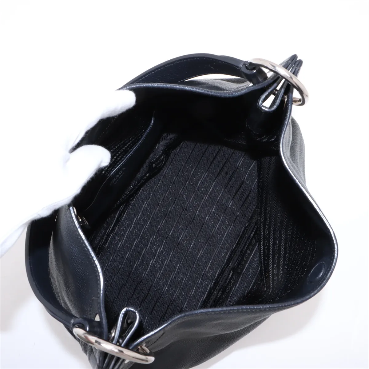 Vitello Dino Leather Shoulder Bag Black — view 7