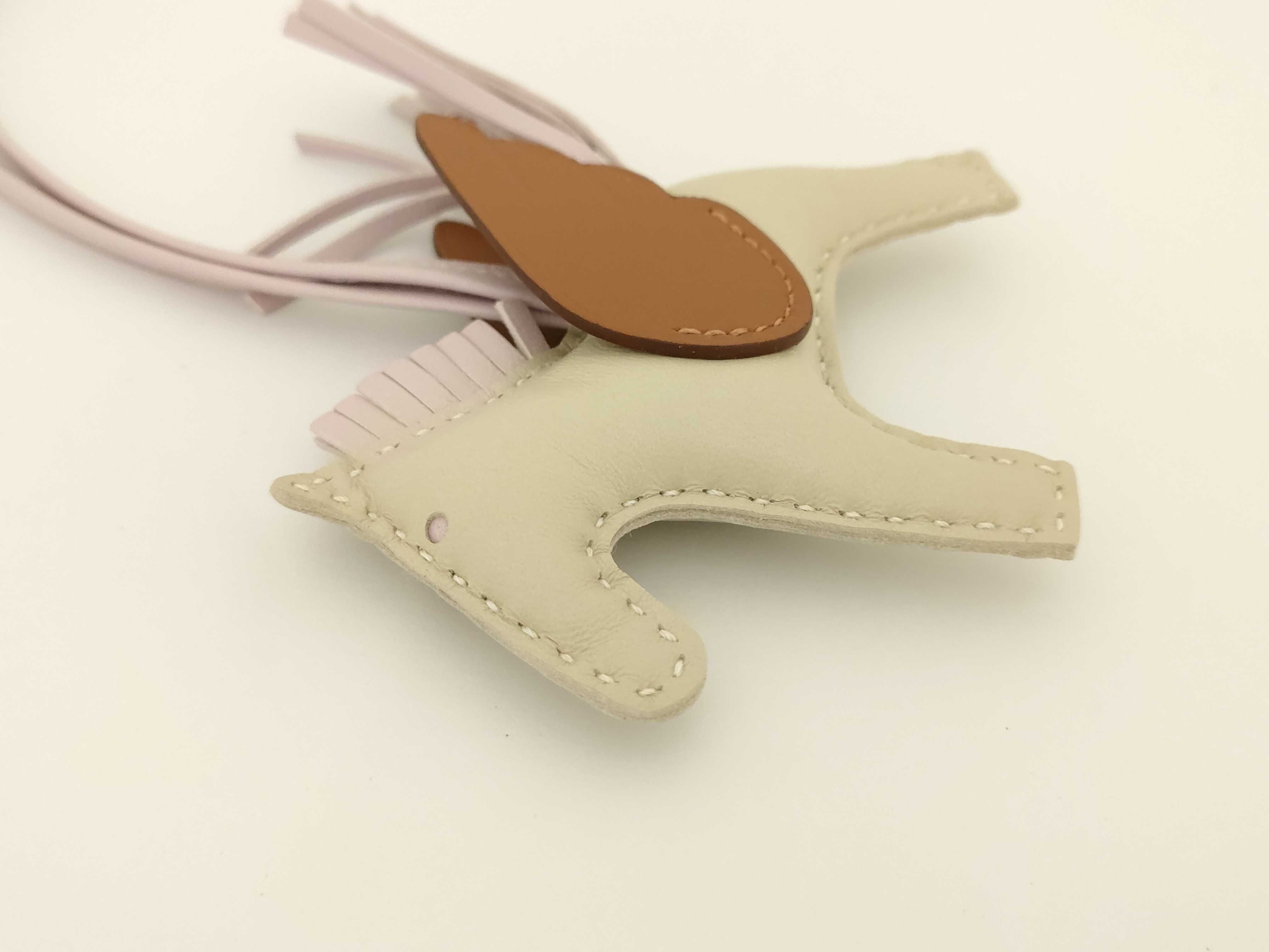 Pegasus PM Craie Mauve Pale U Stamp Hermes Charm — view 3