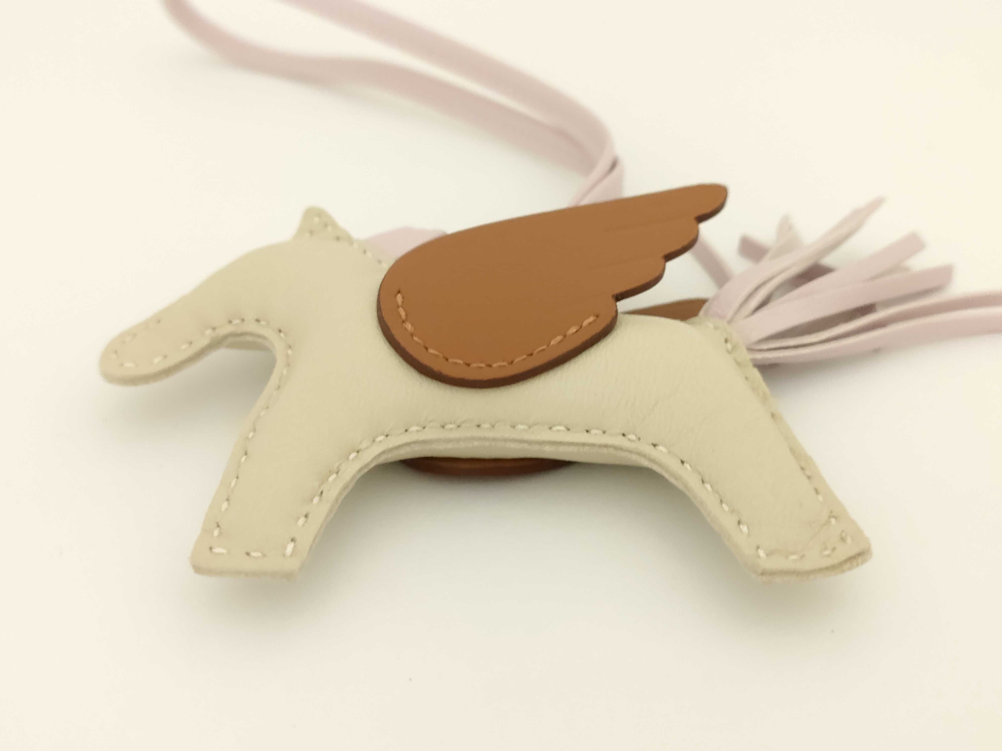 Pegasus PM Craie Mauve Pale U Stamp Hermes Charm — view 4