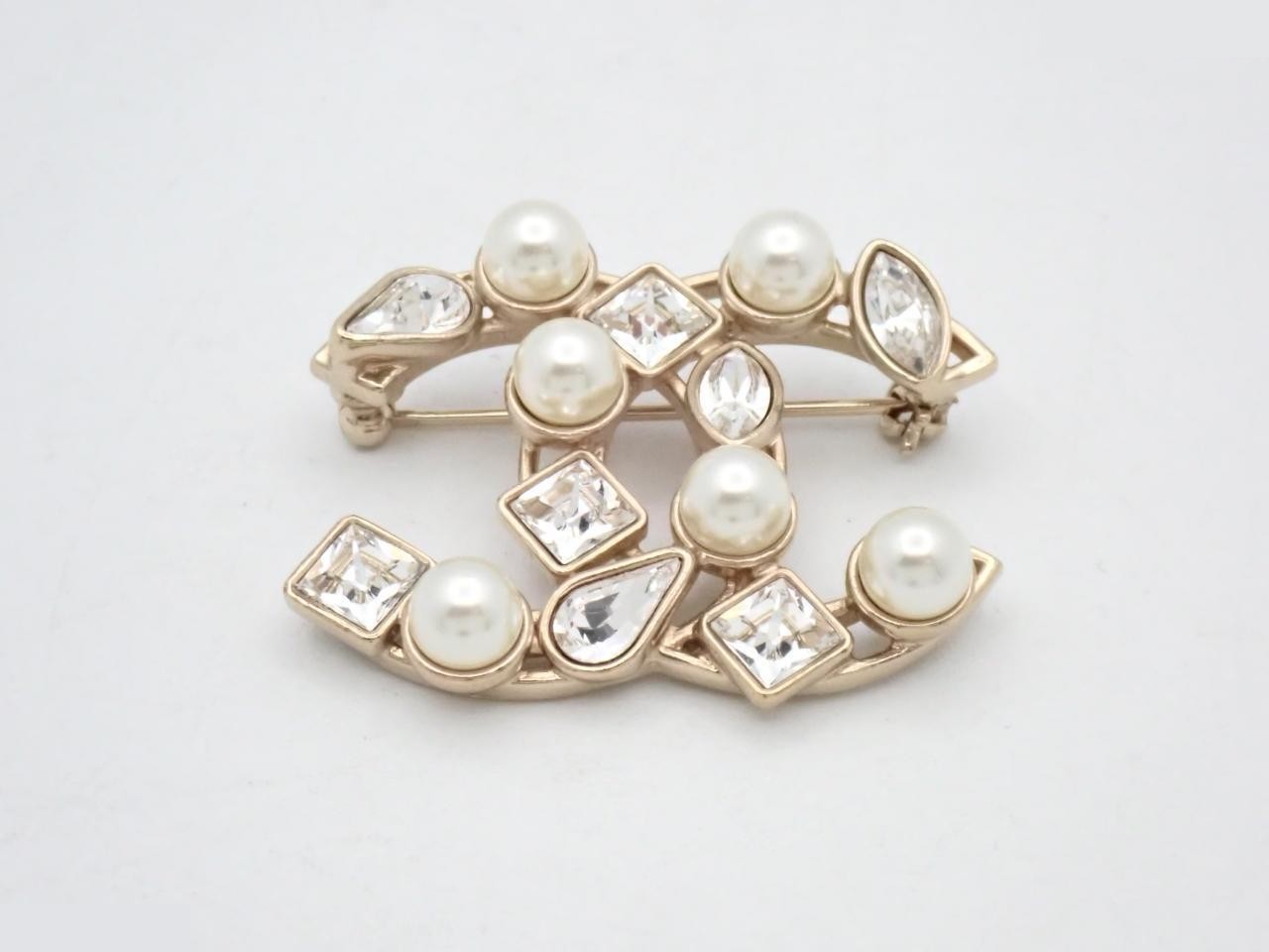 brooch, B19K gold, Coco Mark, pearl, rhinestone.