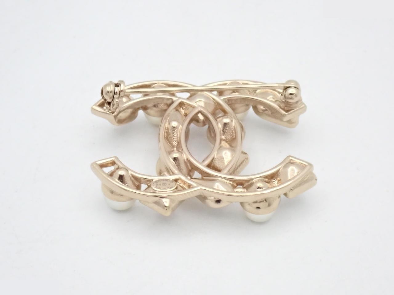 brooch, B19K gold, Coco Mark, pearl, rhinestone. — view 2