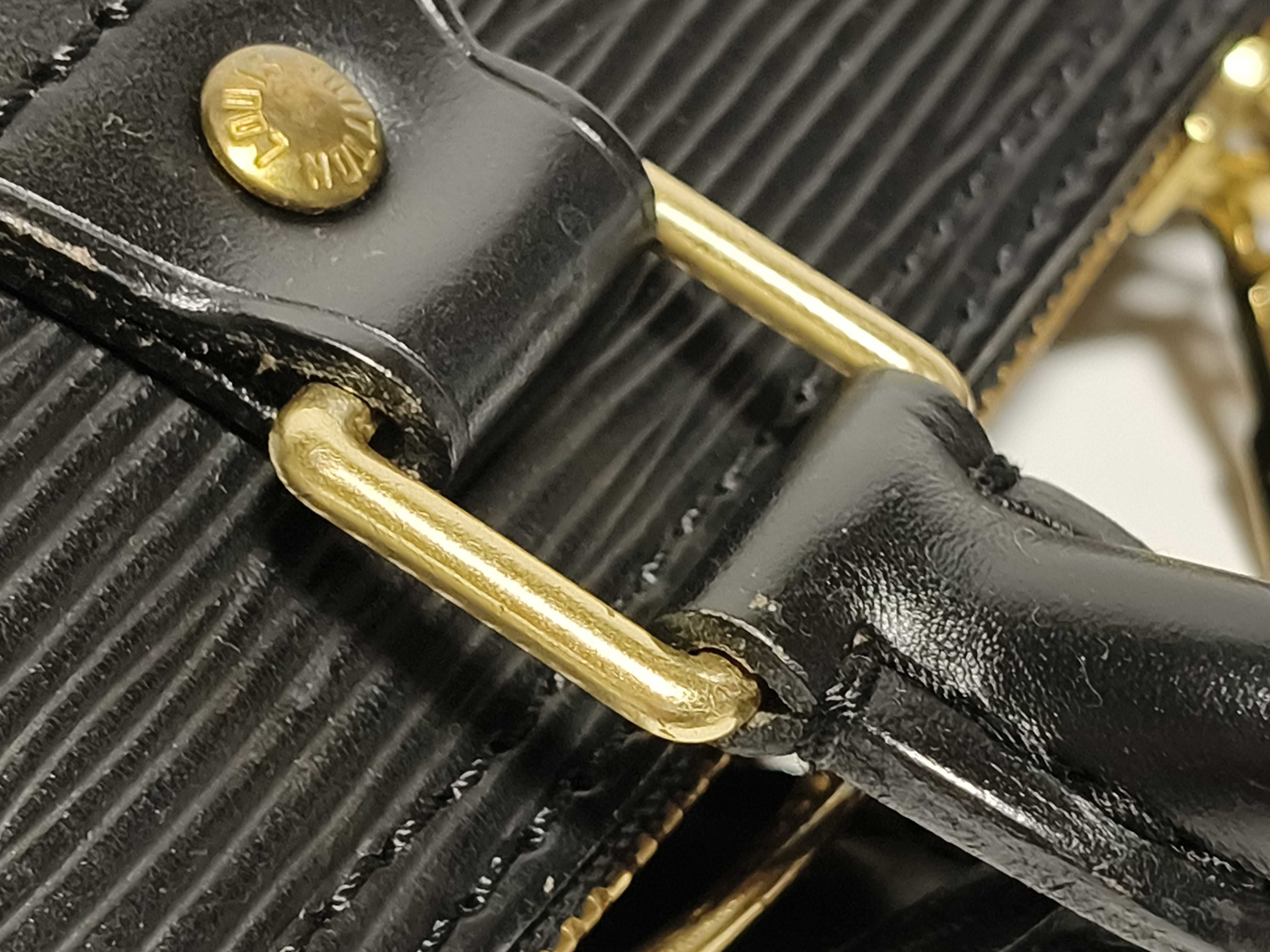 Epi Alma PM M40302 MI0997 Black Handbag — view 5