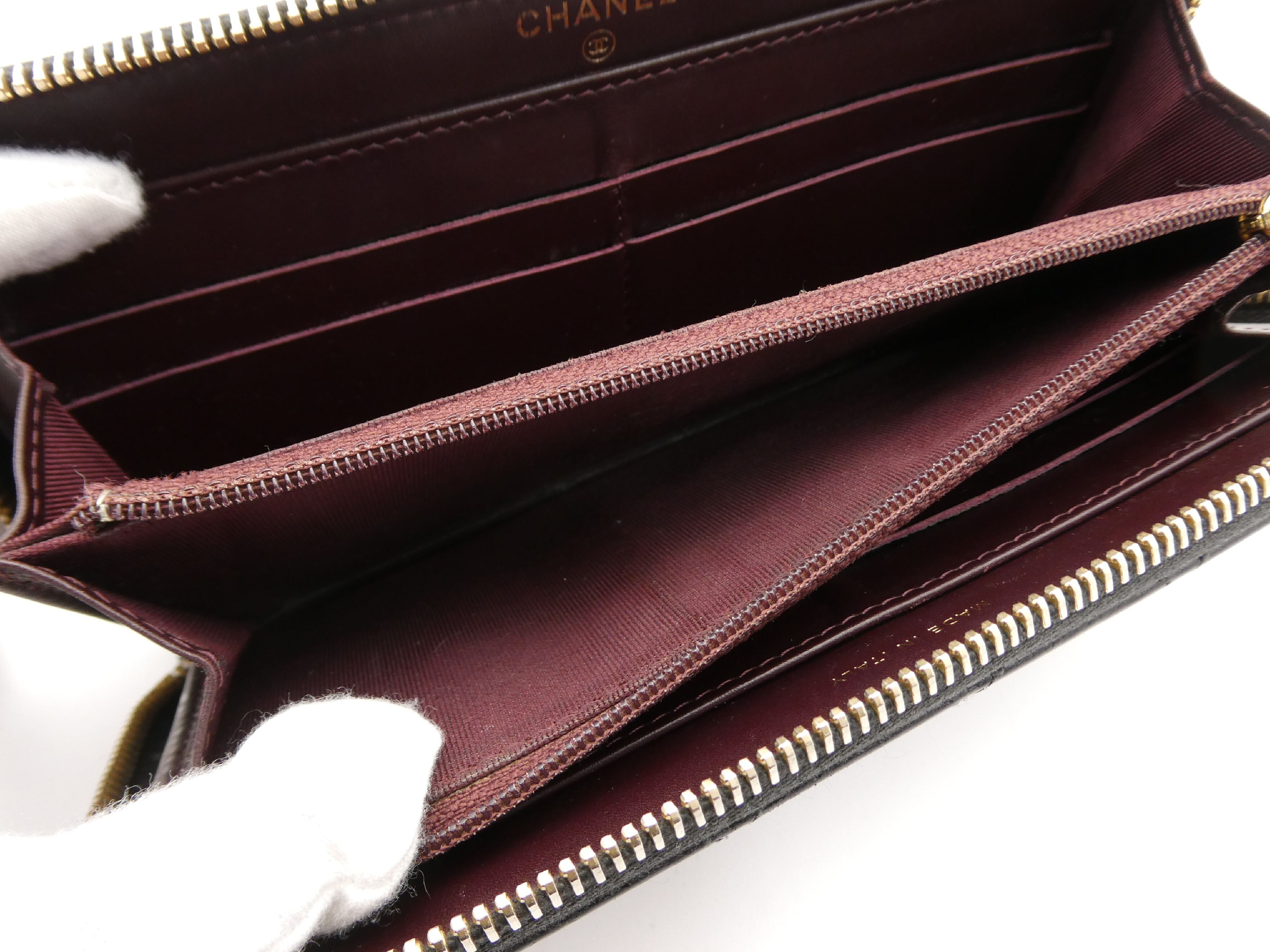 Matelassé Coco Mark Caviar Skin Round Zip Wallet — view 8