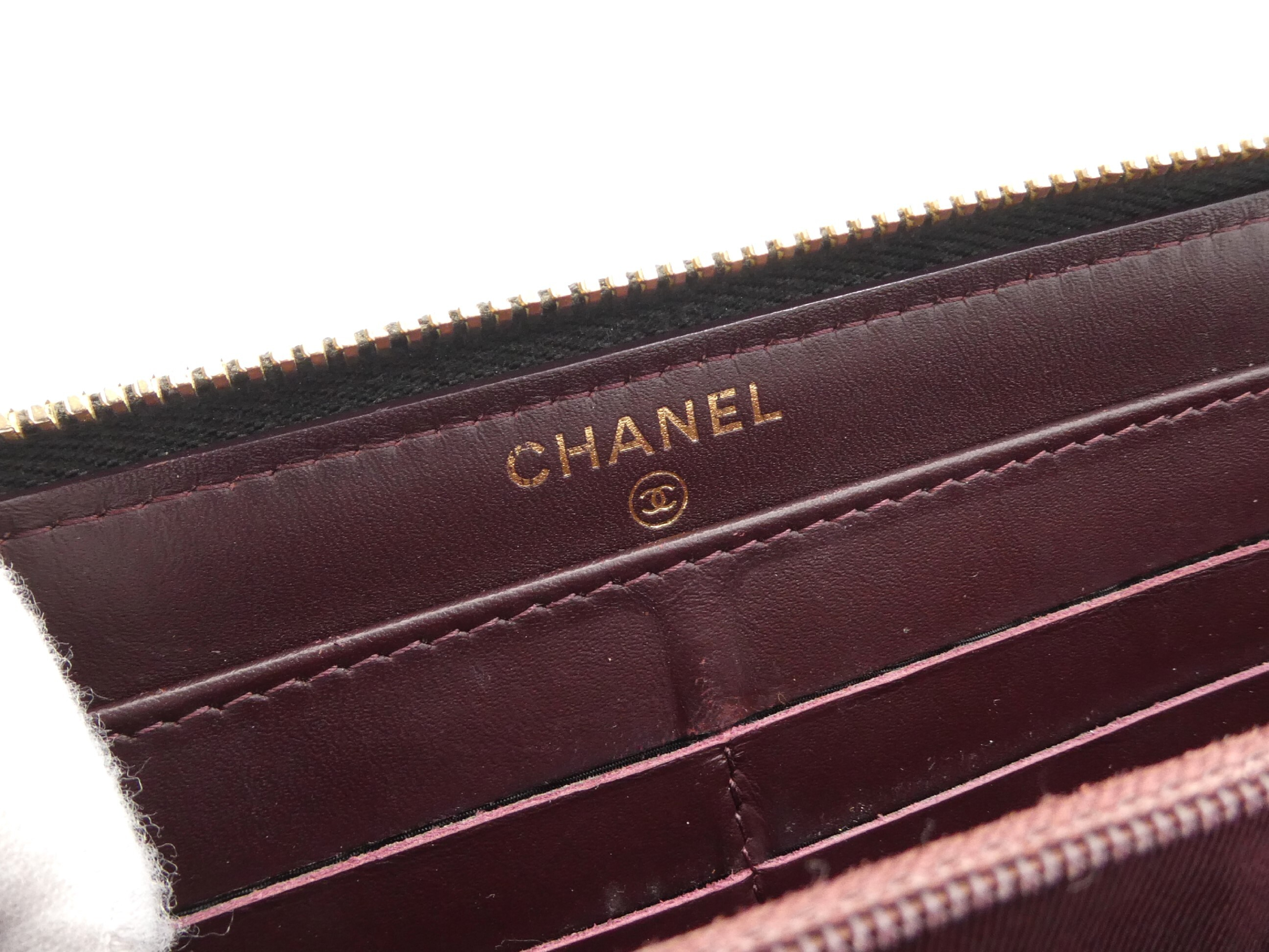 Matelassé Coco Mark Caviar Skin Round Zip Wallet — view 9