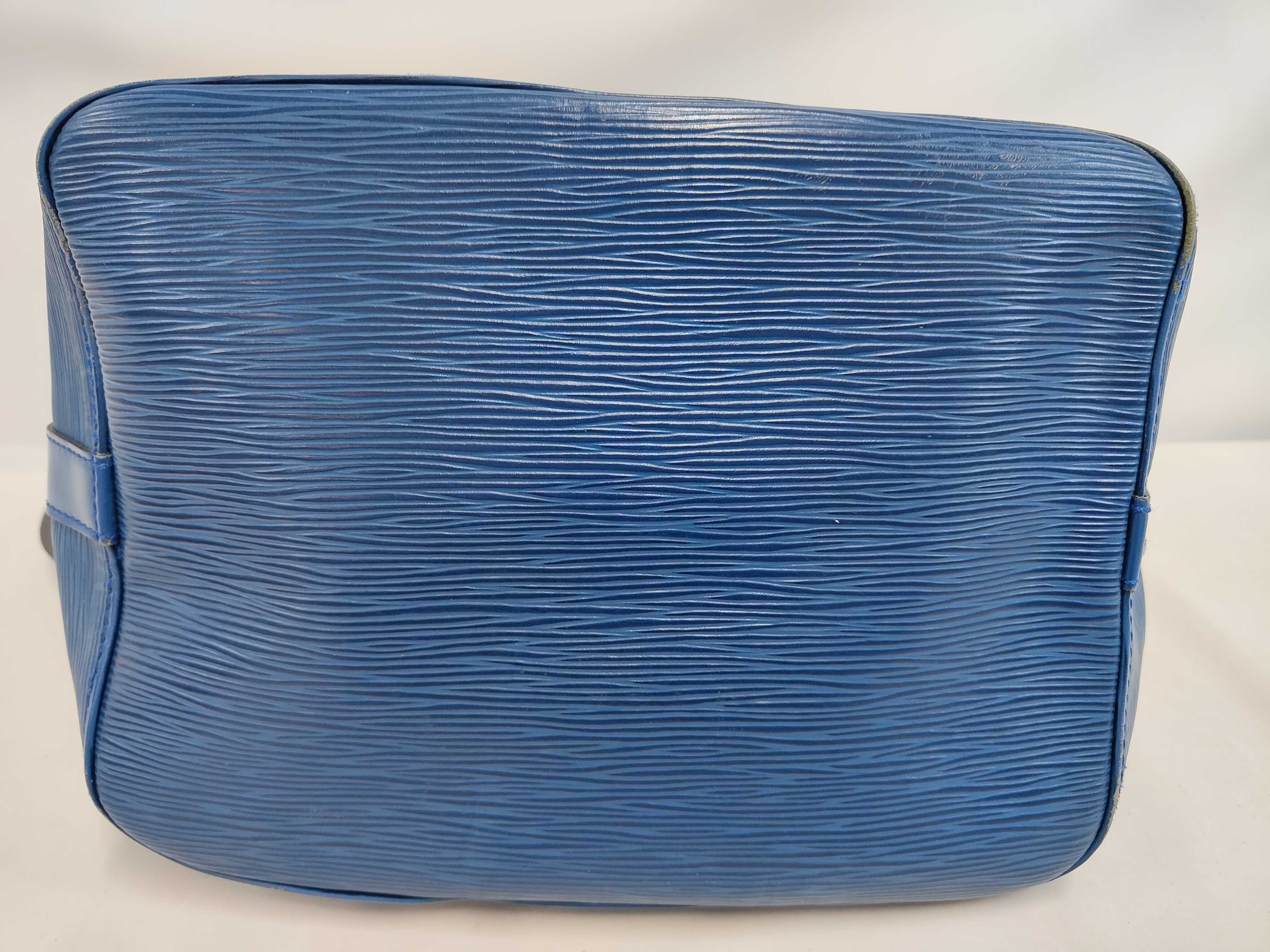 LV Epi Petit Noé M44152 Shoulder Bag — view 4