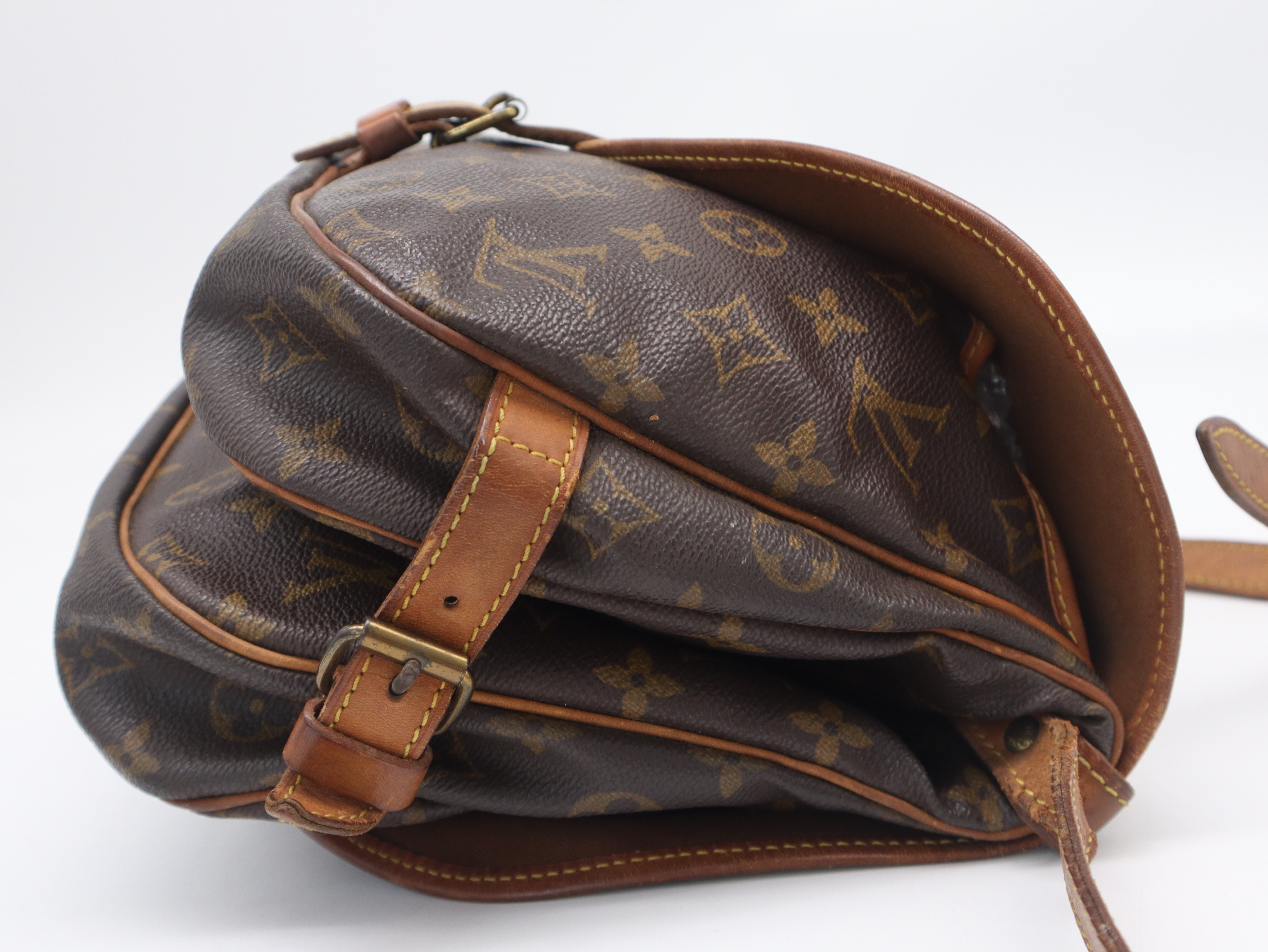 M42256 Monogram Saumur 30 Shoulder Bag — view 4