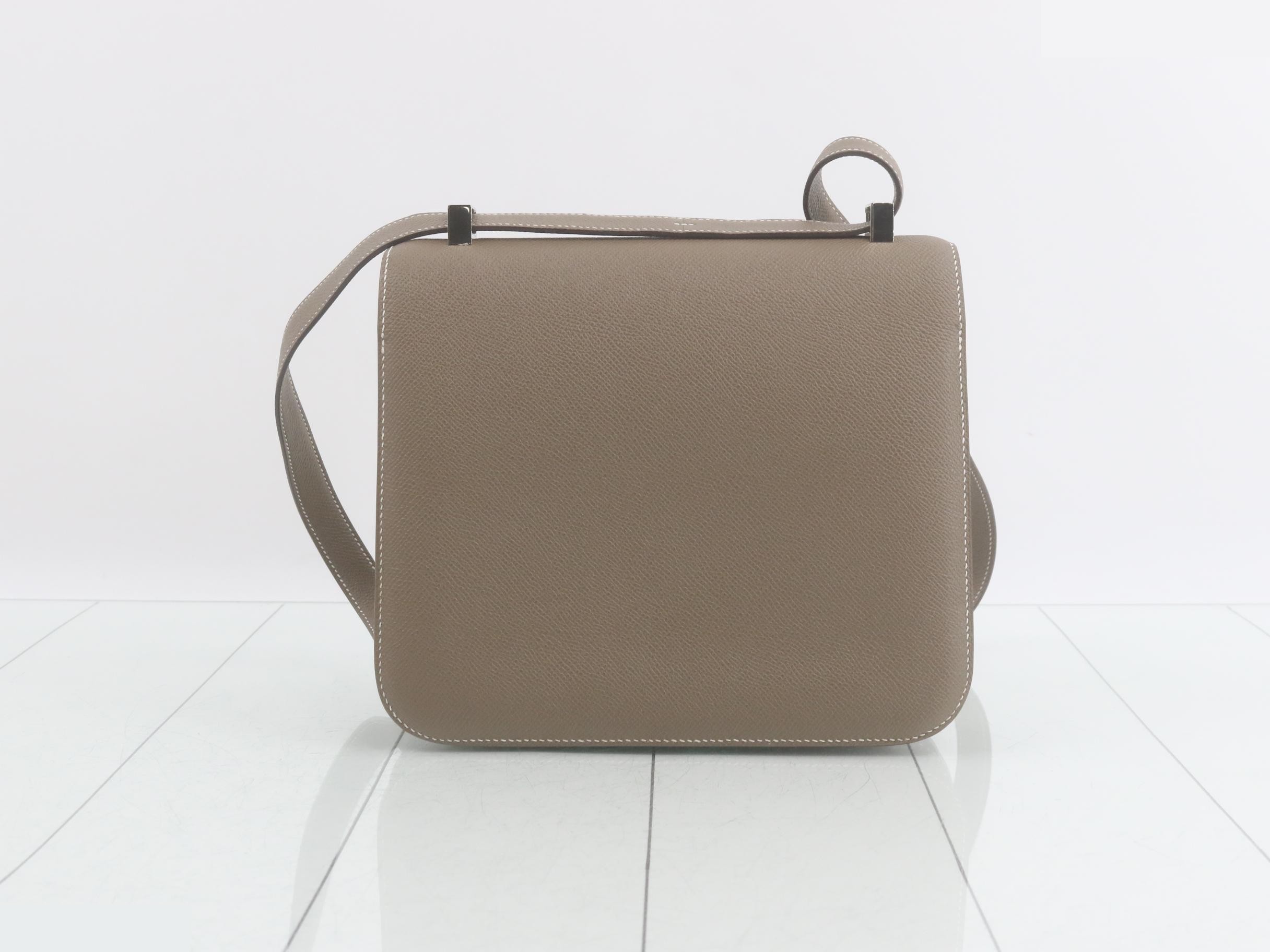 Constance 24 Etoupe Epsom leather, silver hardware, A stamp, shoulder bag — view 2