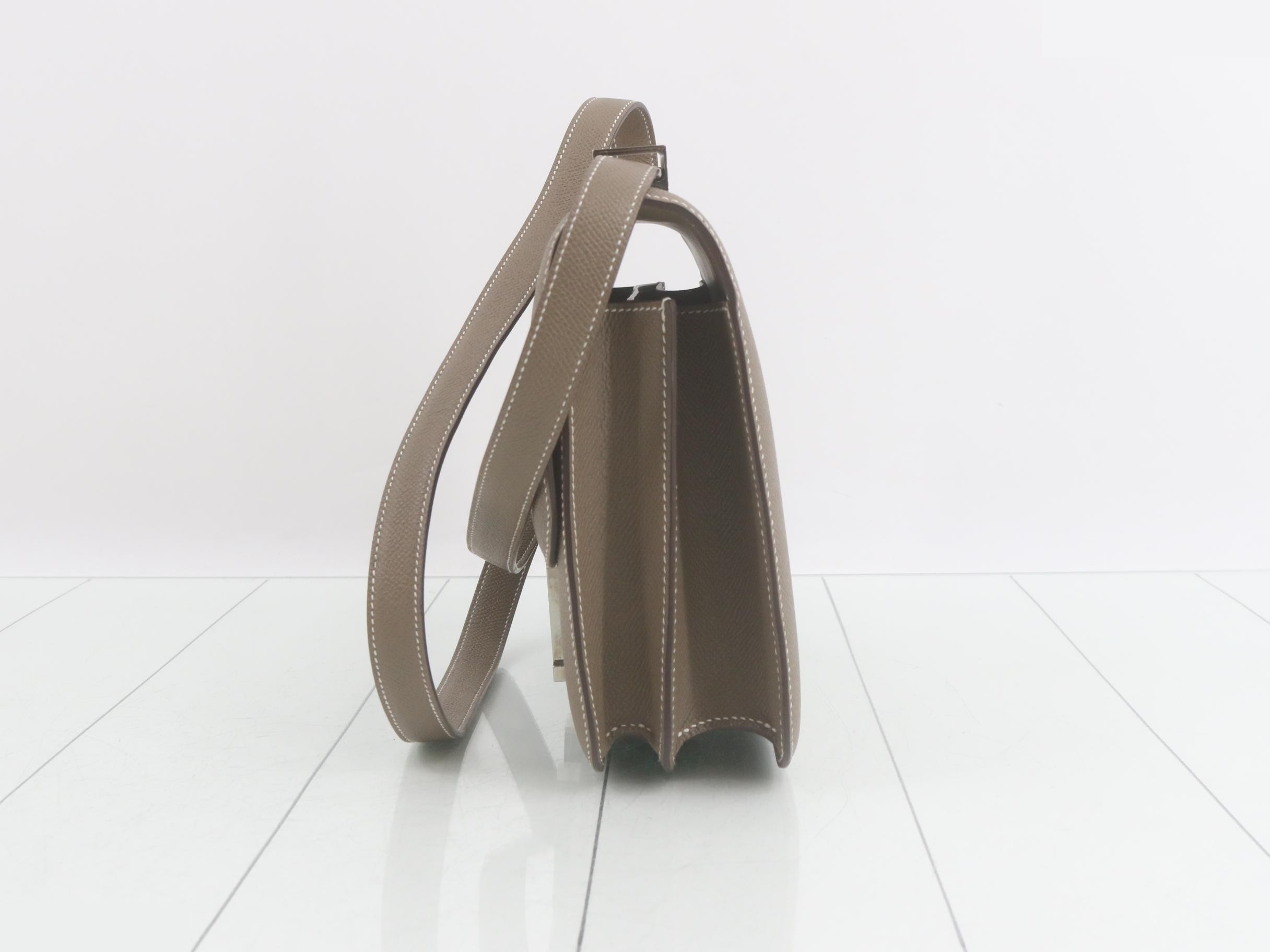 Constance 24 Etoupe Epsom leather, silver hardware, A stamp, shoulder bag — view 3