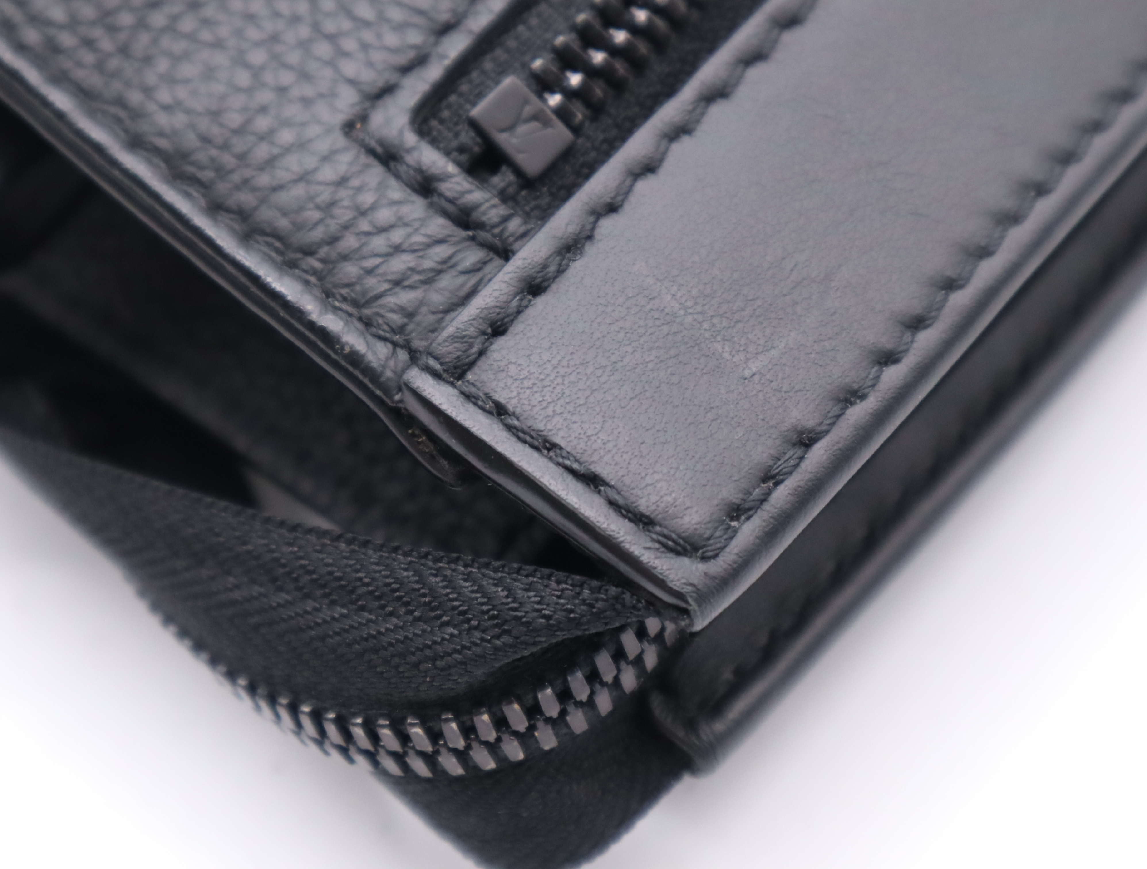 M59329 LV Aerogram Messenger Voyage Noir Shoulder Bag with Shoulder Strap and Coin Case (RFID Detected) — view 8