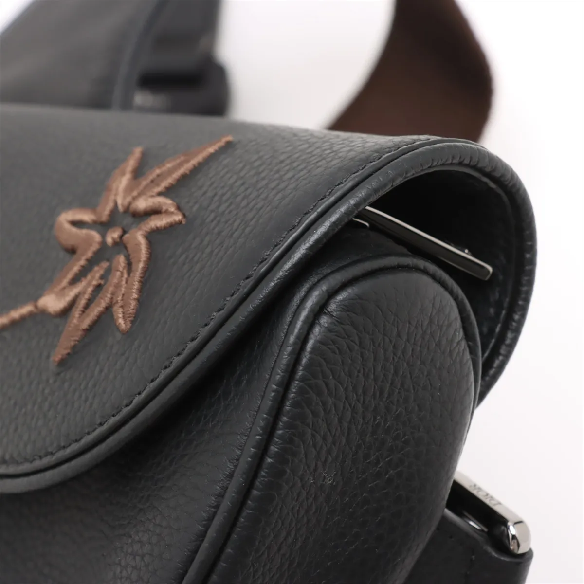 x Cactus Jack Saddle Leather Body Bag Black — view 10