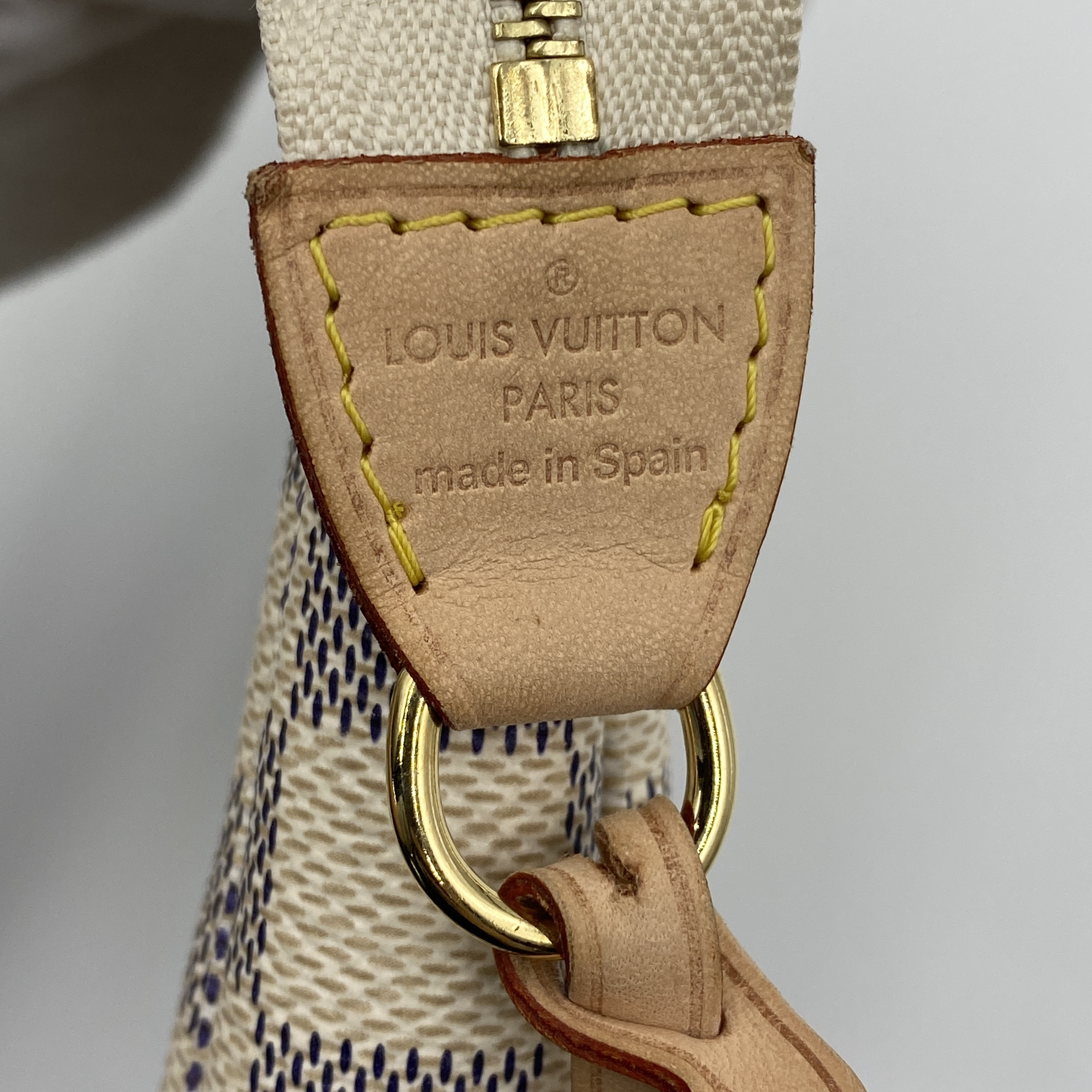 Pochette Accessoires (old model) Shoulder bag with dust bag and box. — view 12