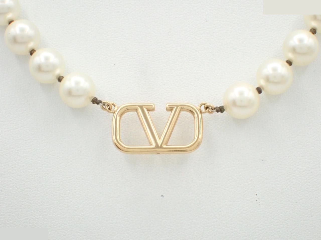 Other line: Precious metals, necklaces, pendants, pearls, neck circumference approximately 44 cm.