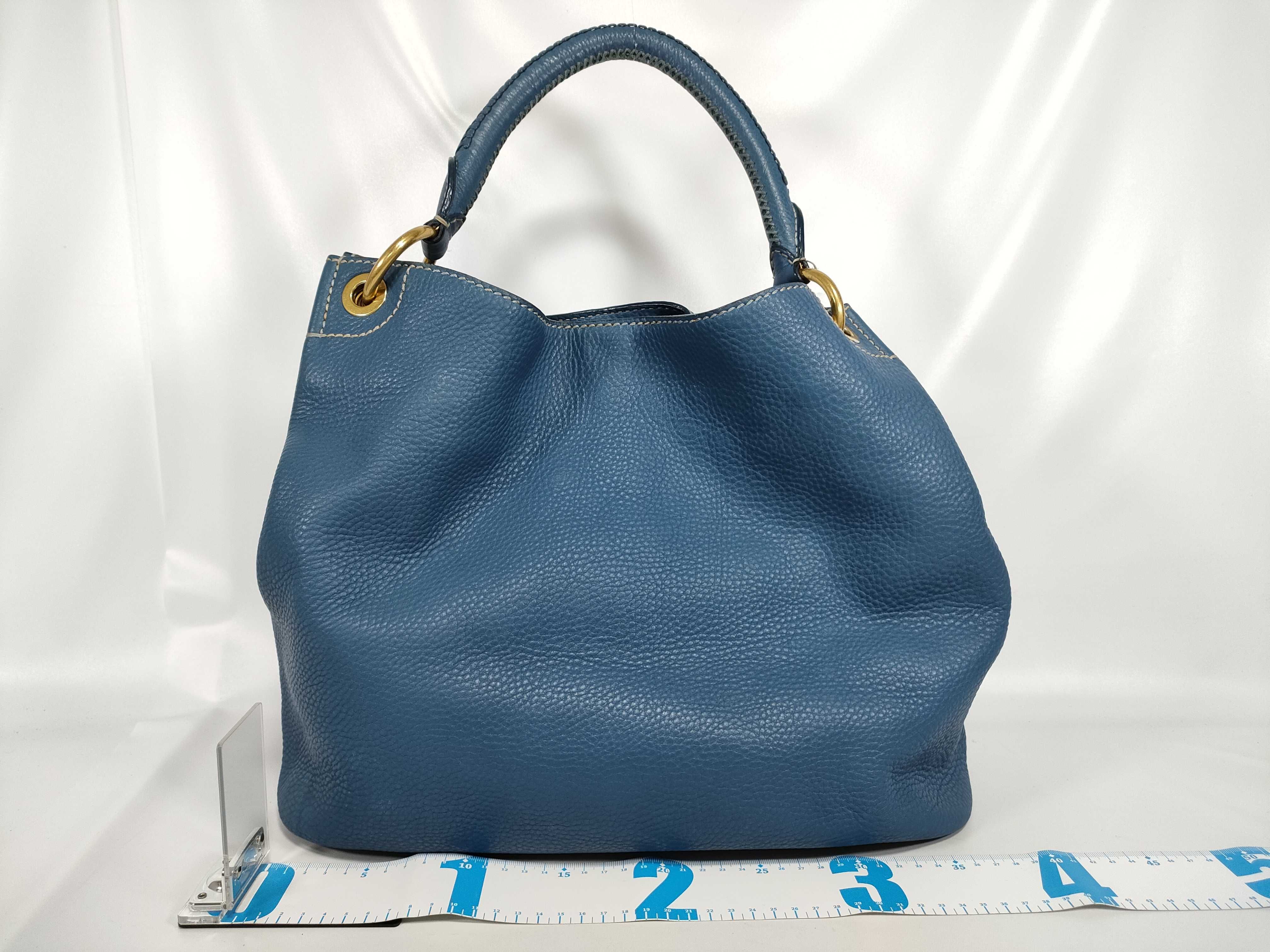 Vitello Daino Leather Gold Logo Shoulder Bag — view 2