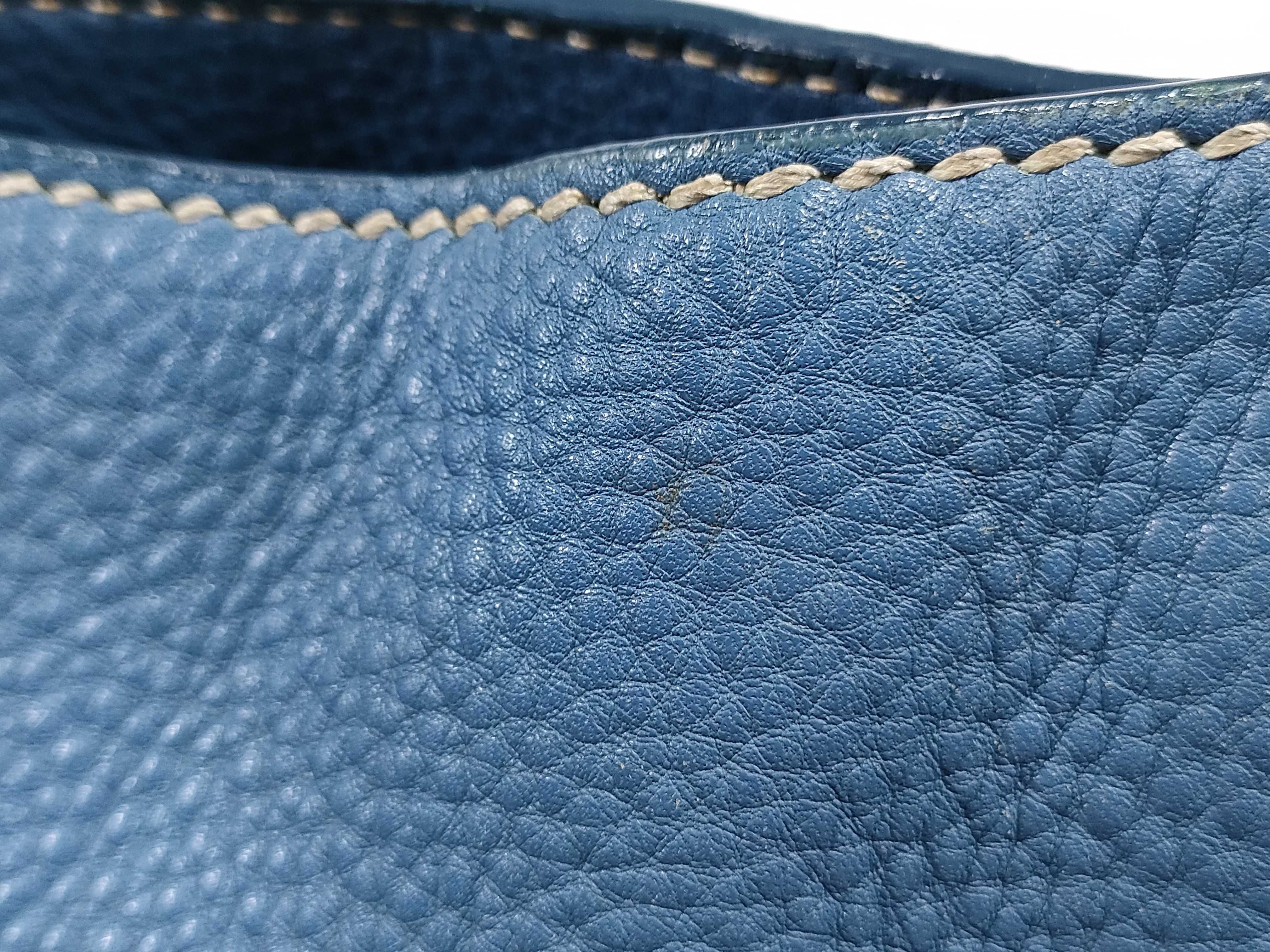 Vitello Daino Leather Gold Logo Shoulder Bag — view 13