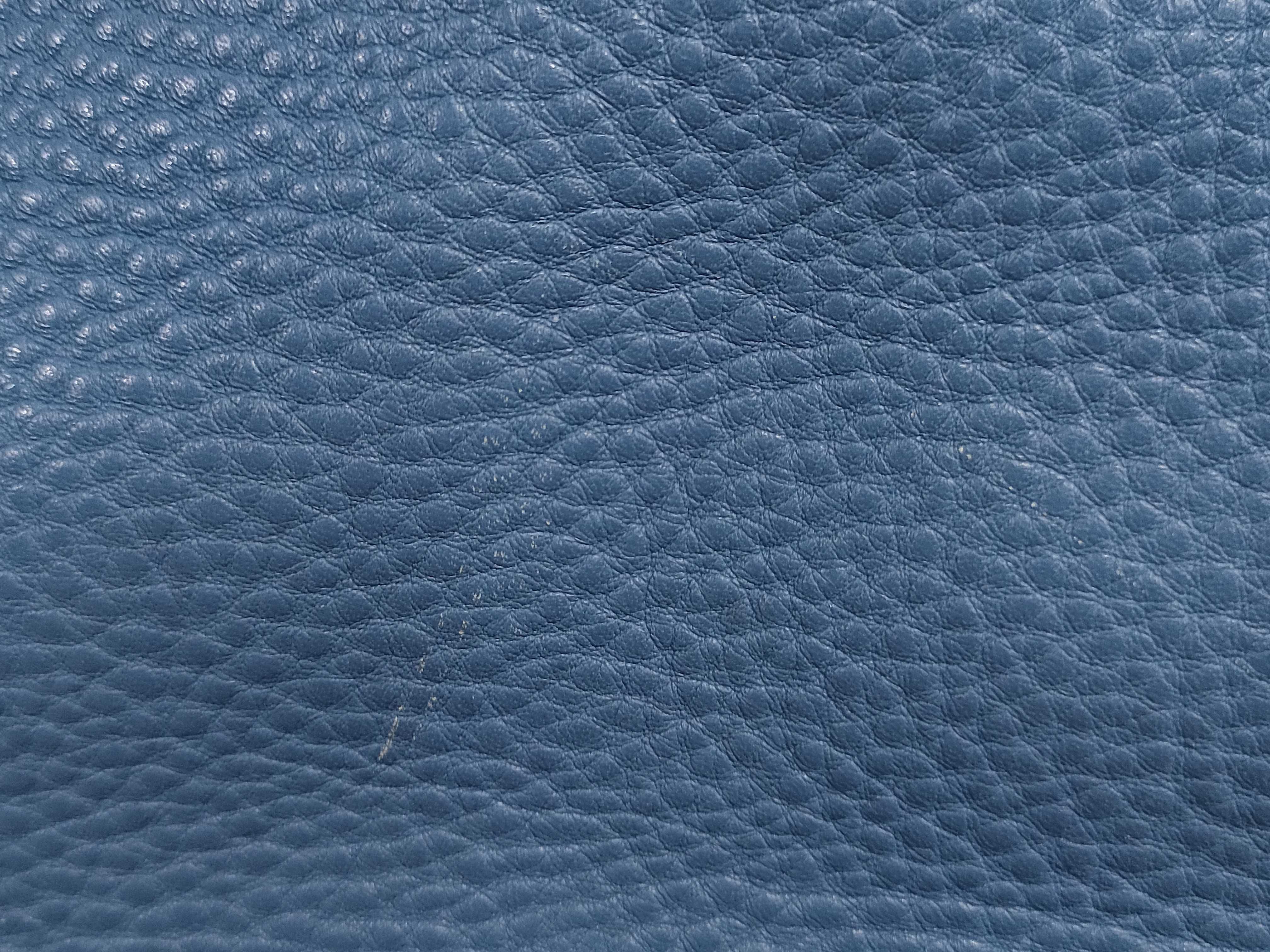 Vitello Daino Leather Gold Logo Shoulder Bag — view 14