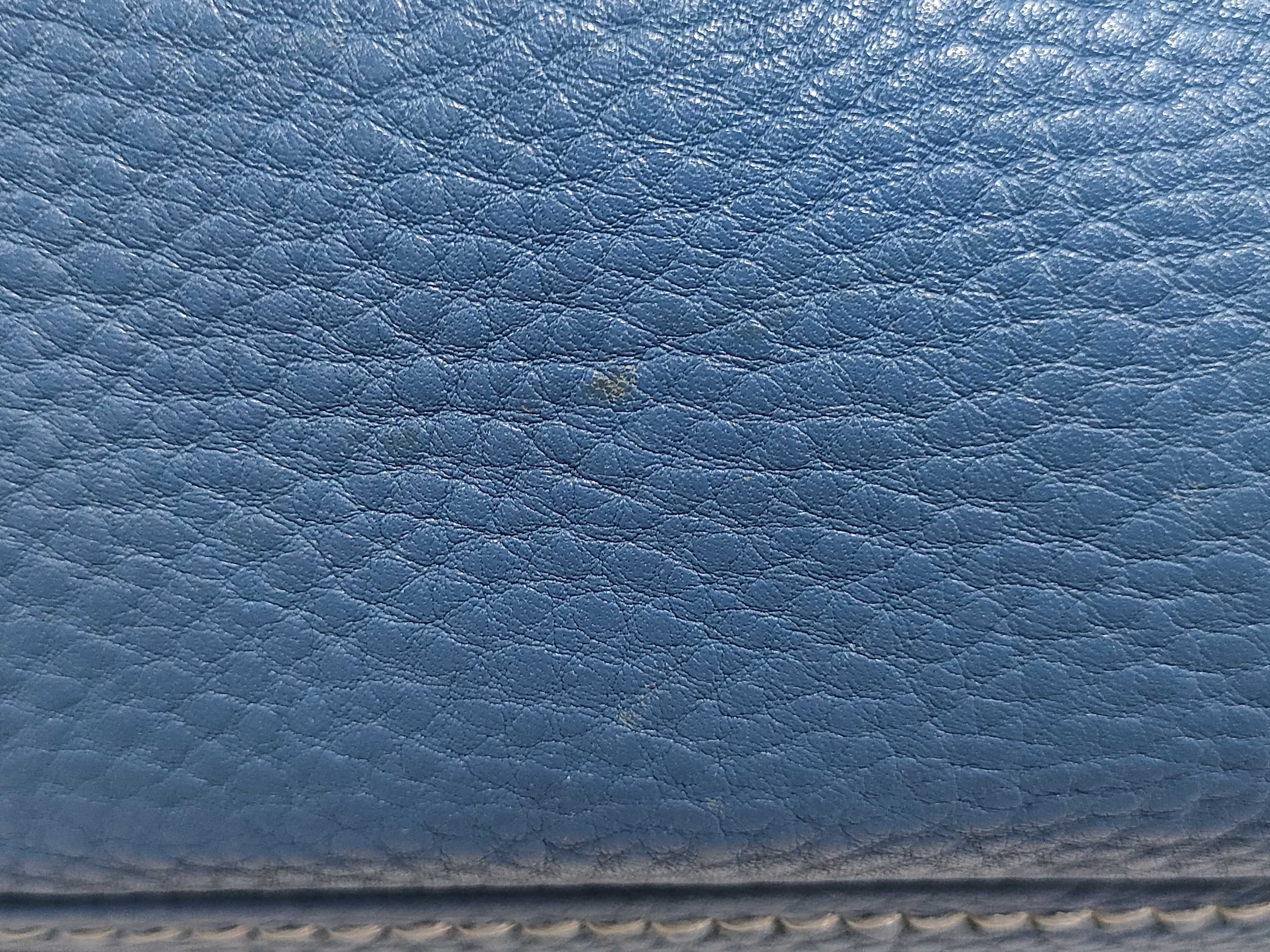 Vitello Daino Leather Gold Logo Shoulder Bag — view 15