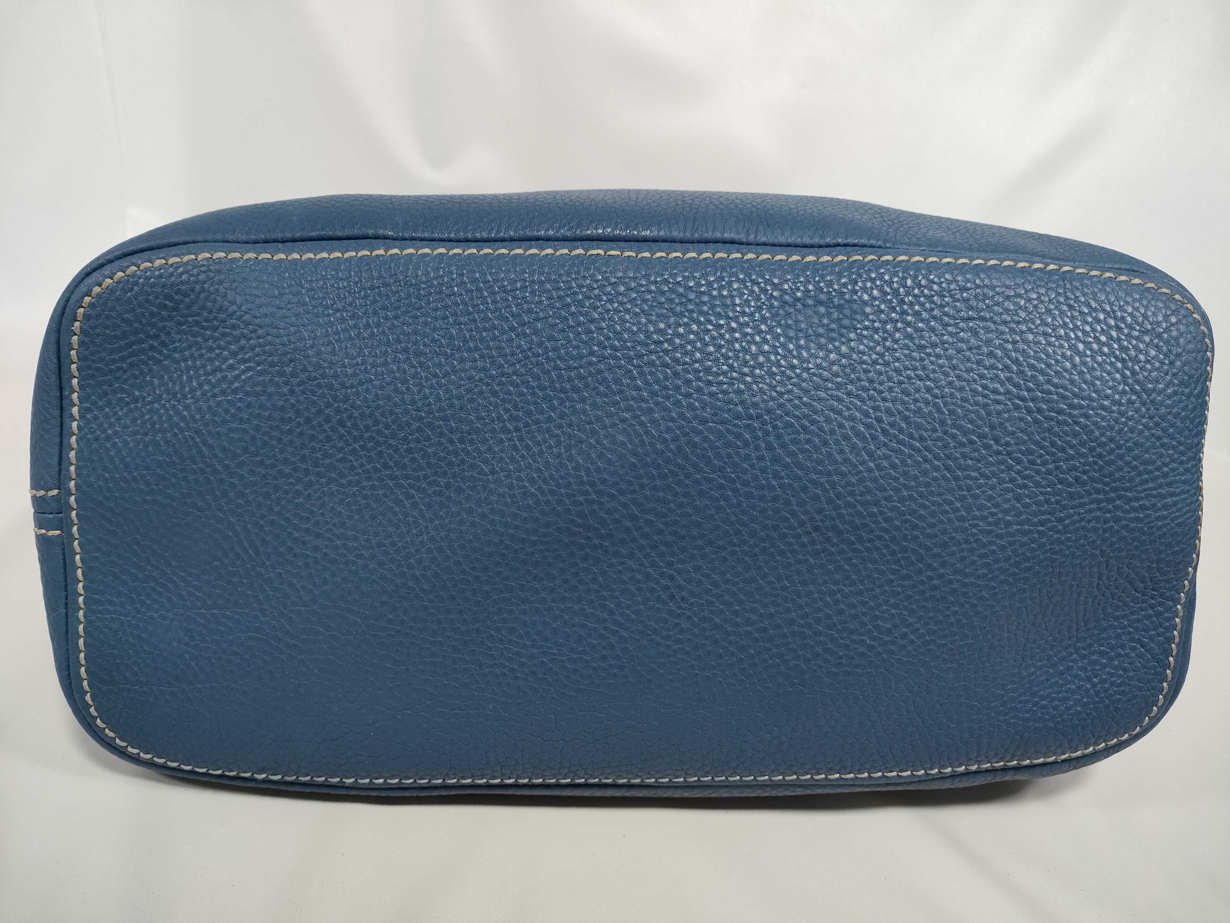 Vitello Daino Leather Gold Logo Shoulder Bag — view 7