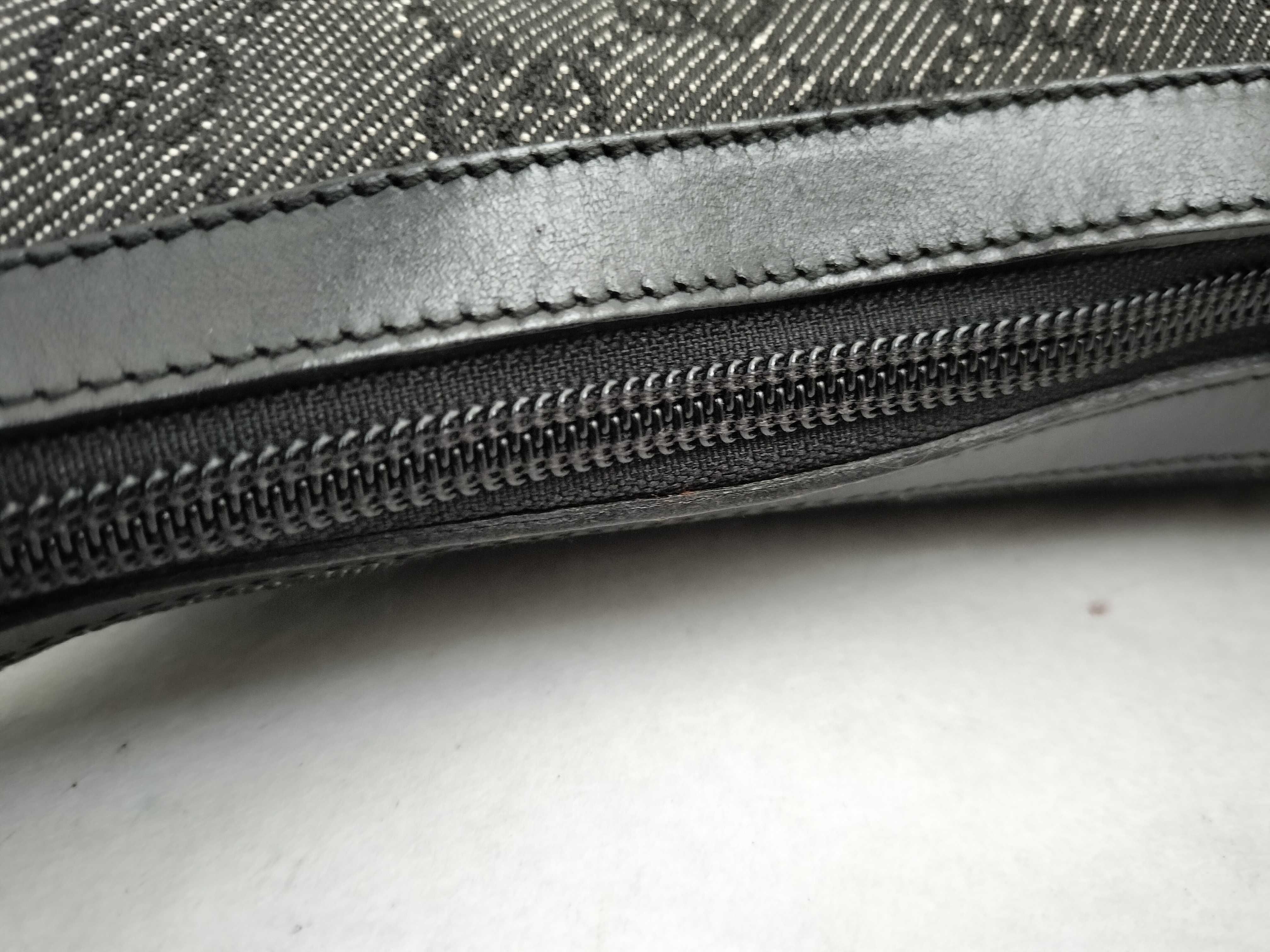 GG Canvas Shoulder Bag (Black) — view 6