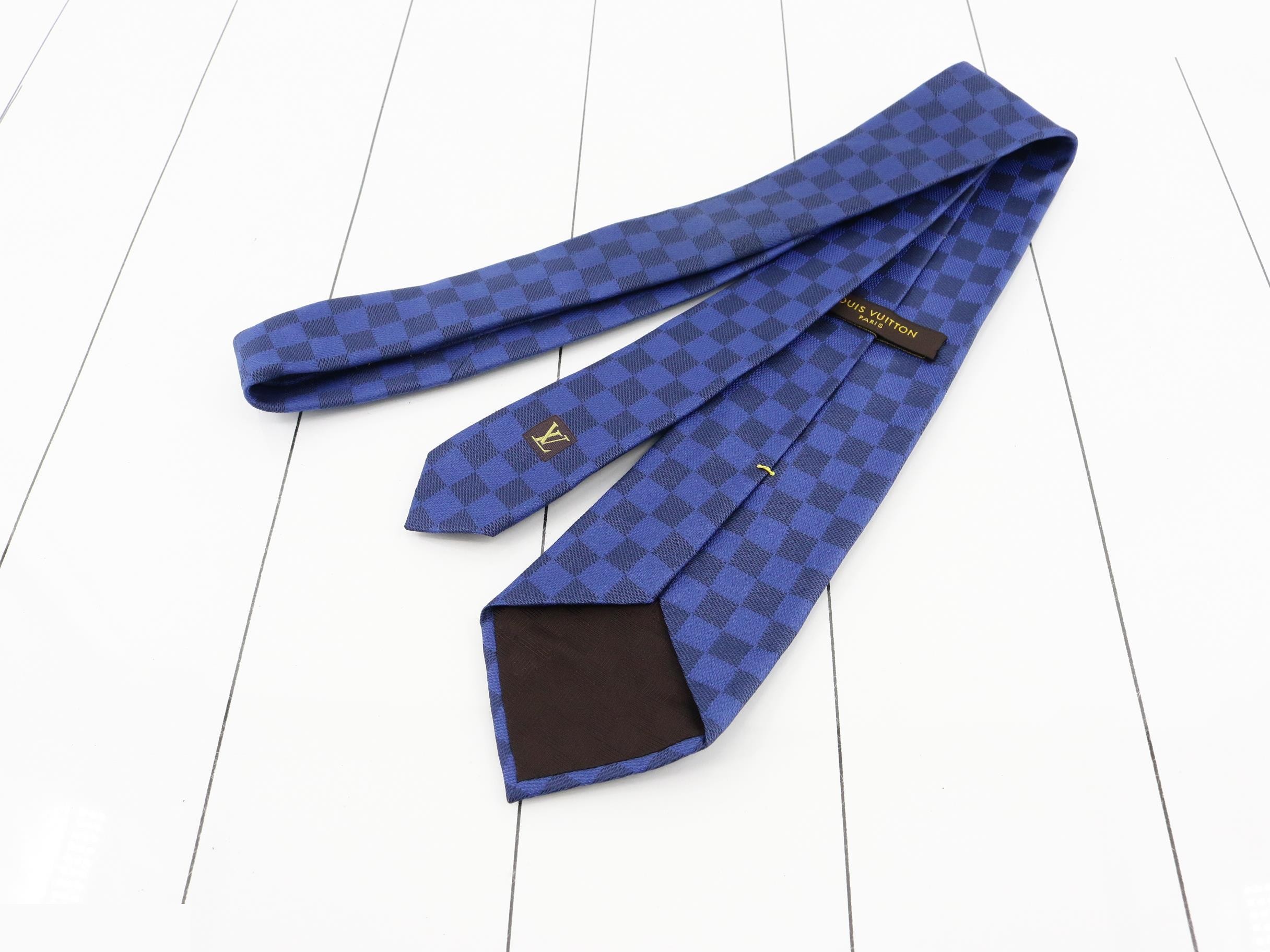 tie — view 2