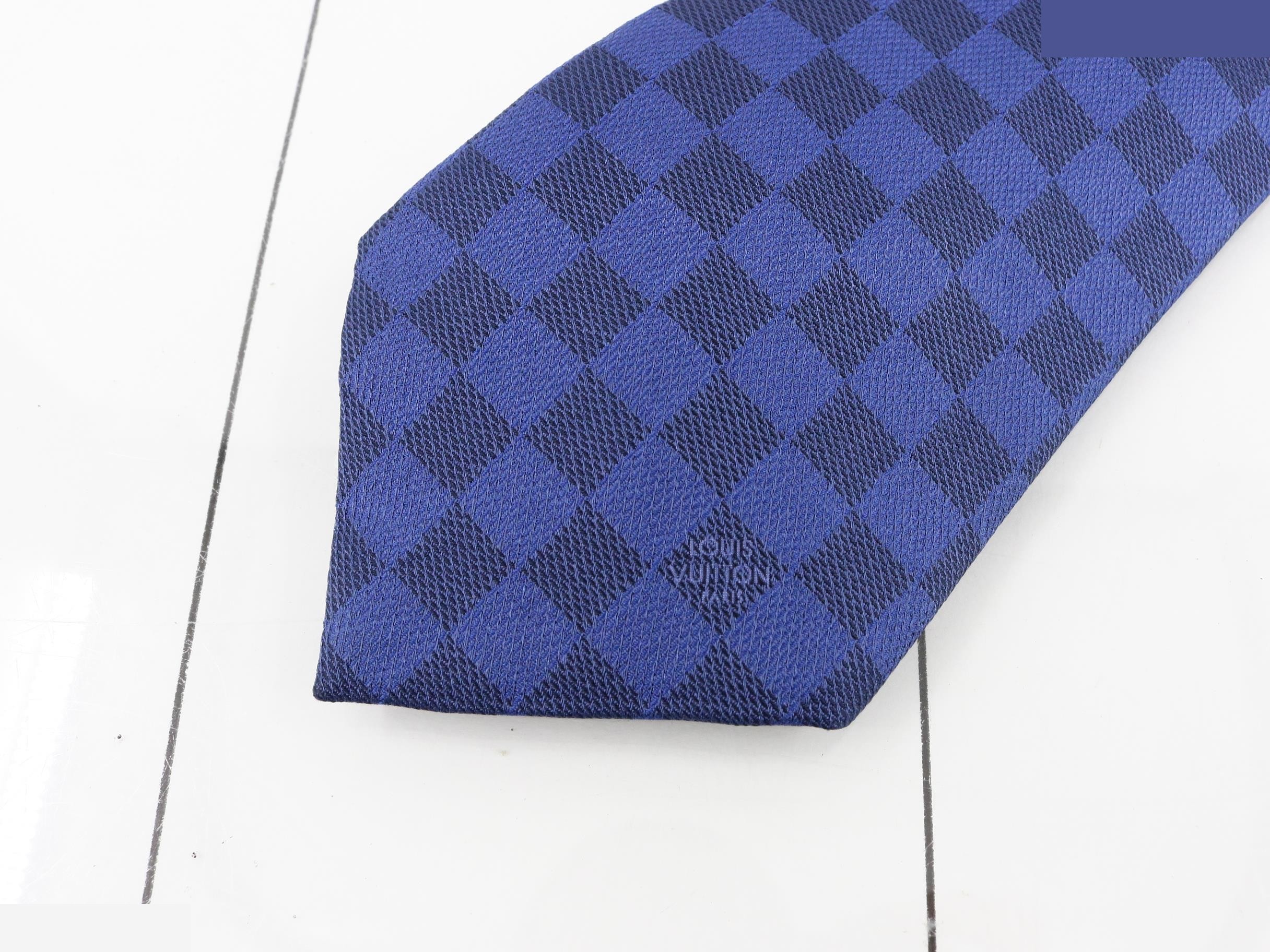 tie — view 3