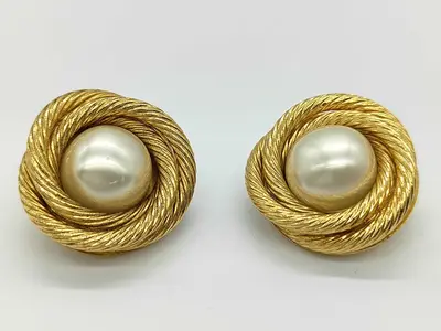 earrings with box, featuring bundled rope and pearls.