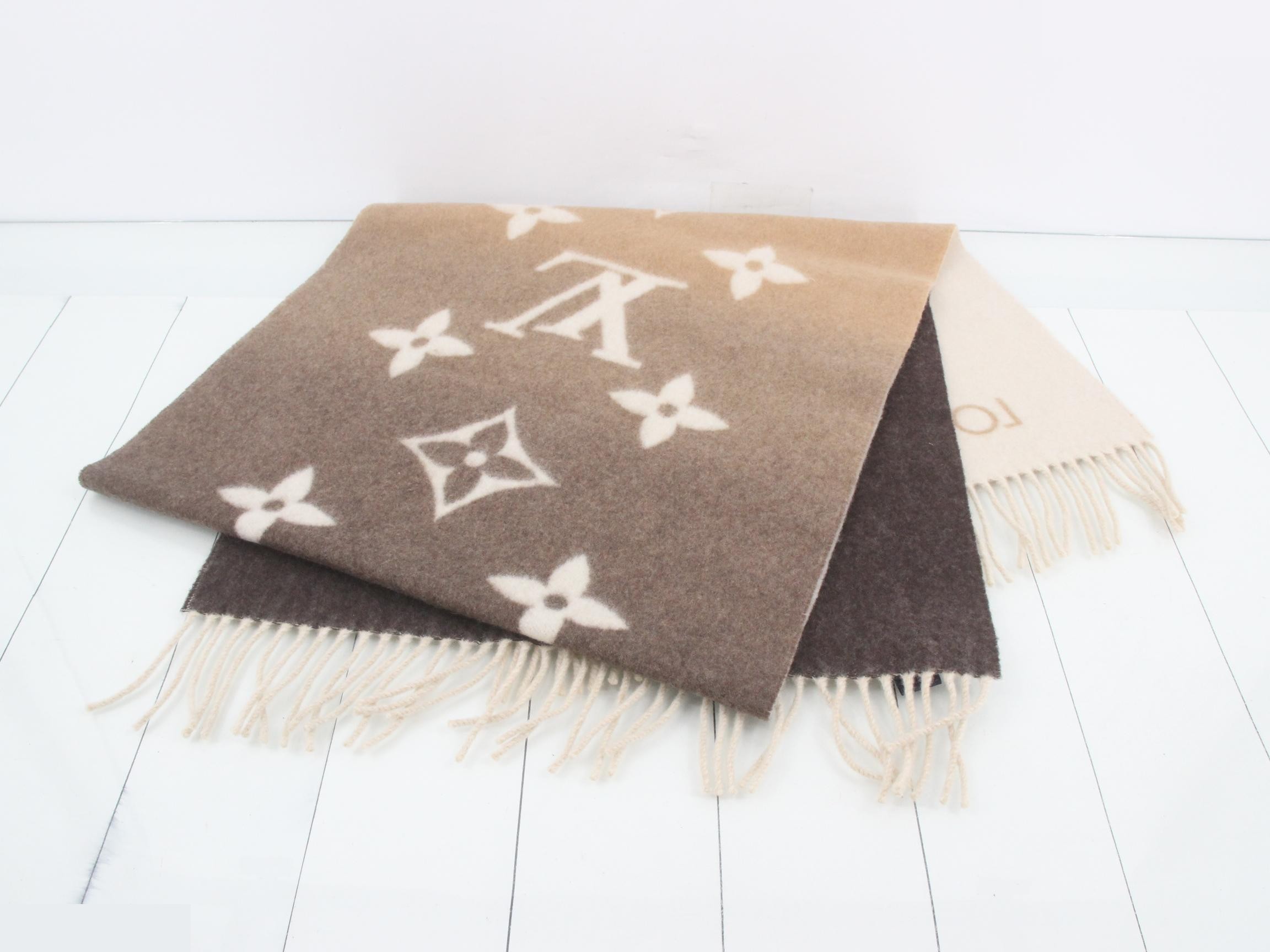 Monogram reversible large stole with tag, beige. — view 3