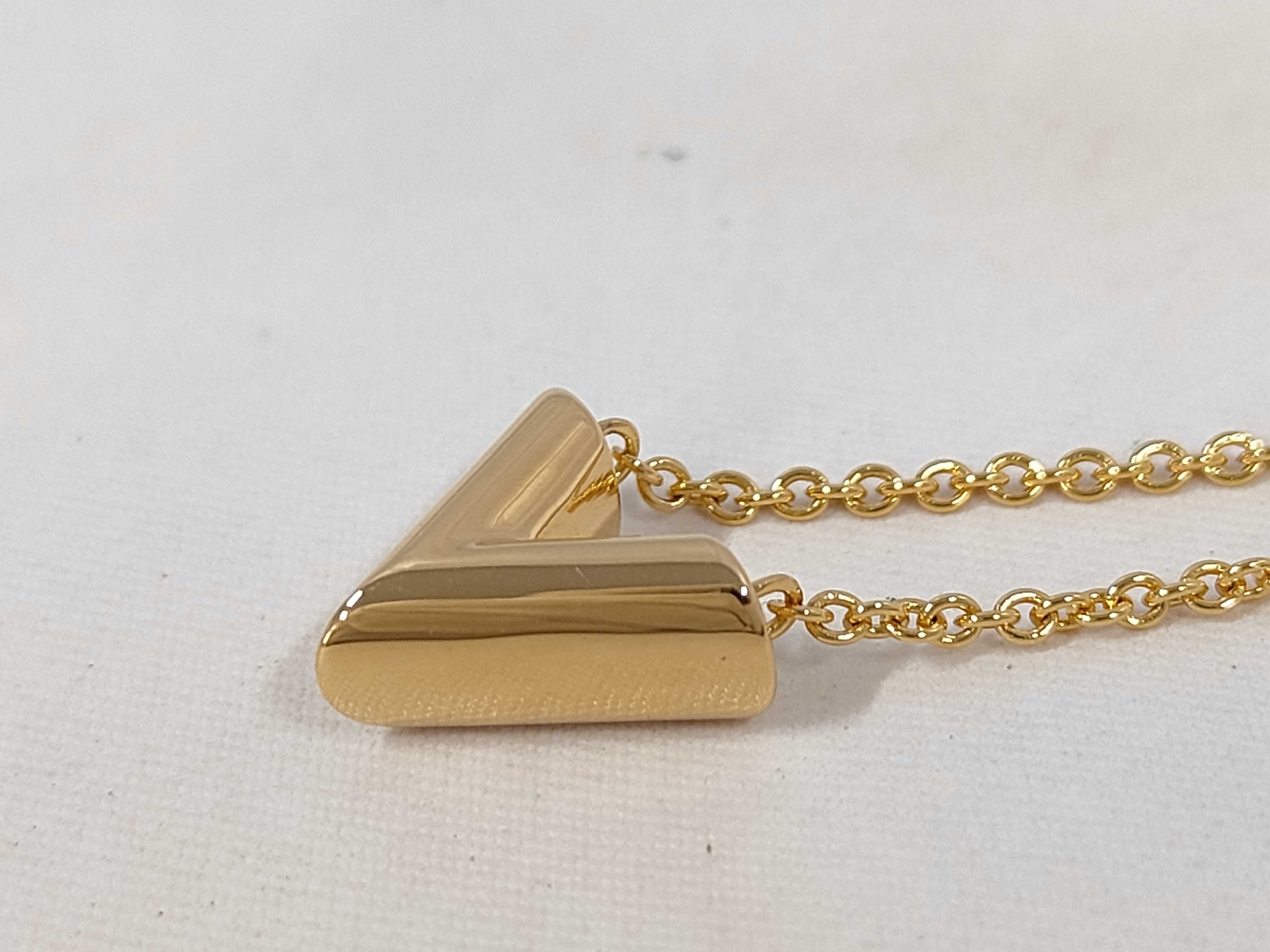Essential V Necklace M00857 Gold Necklace — view 3