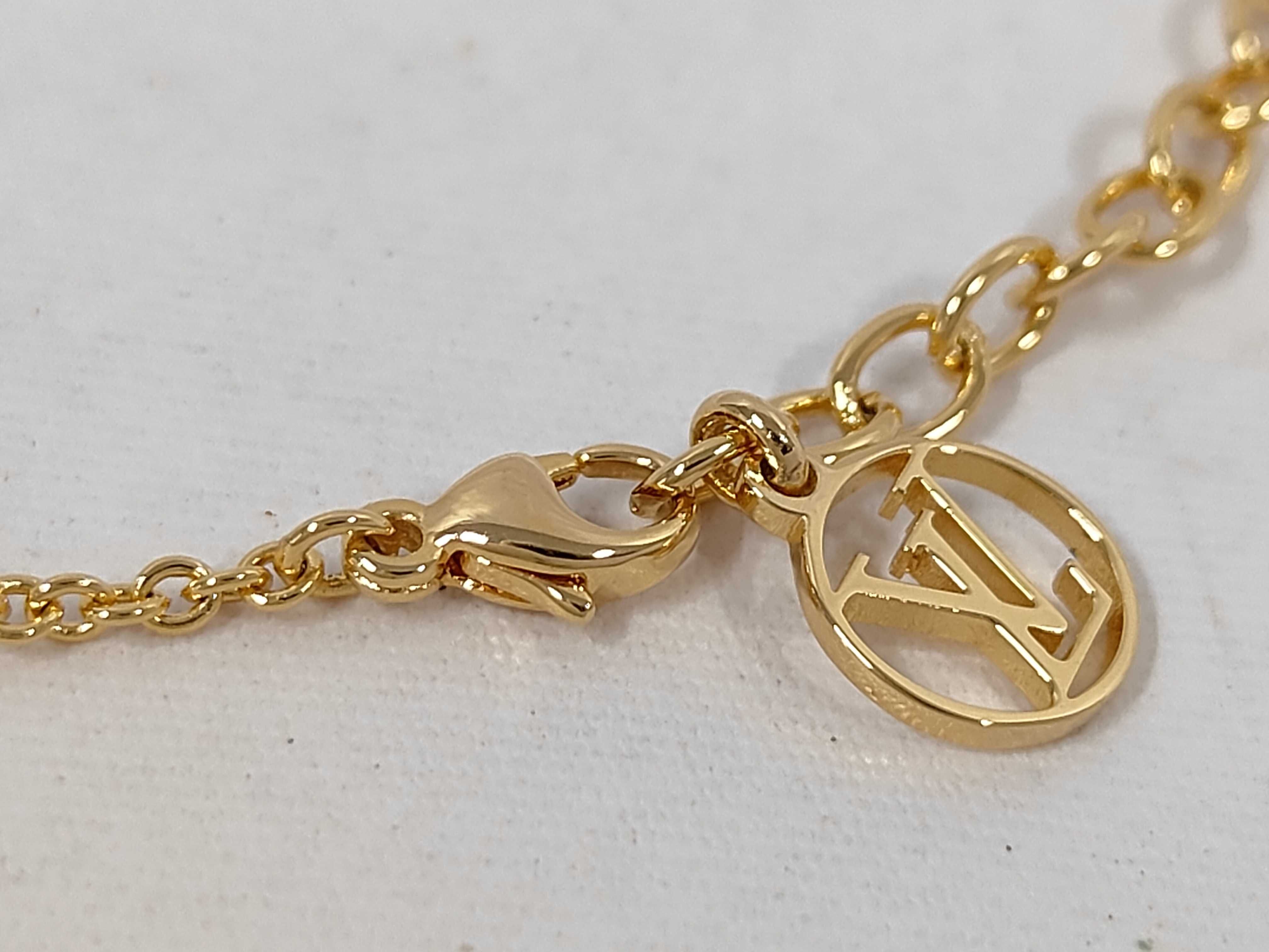 Essential V Necklace M00857 Gold Necklace — view 4