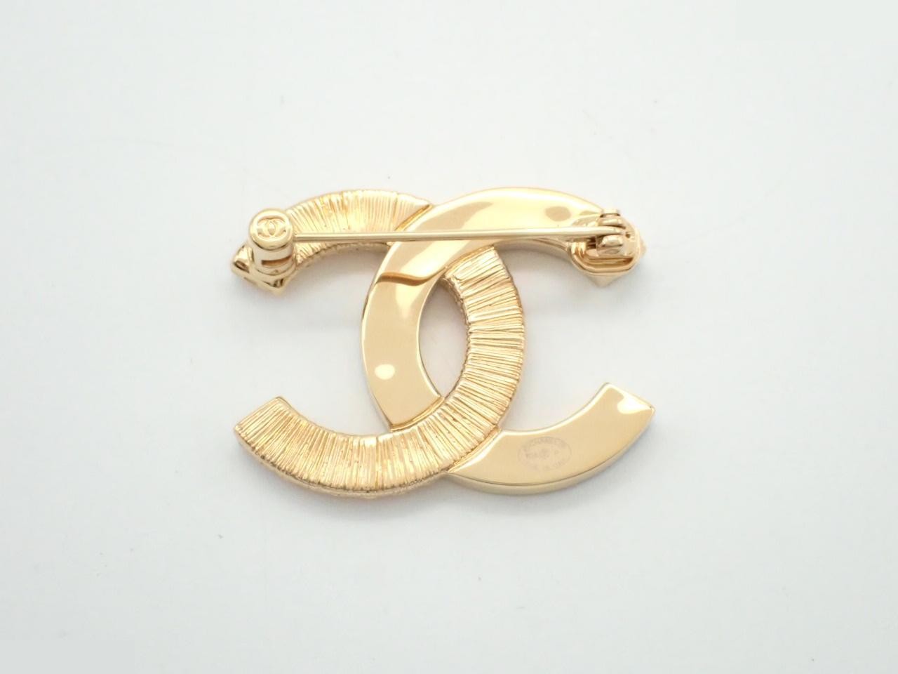 brooch — view 2