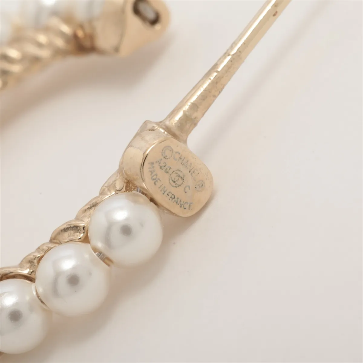Coco Mark A20C Earrings (Pair) GP x Faux Pearl Gold. — view 5