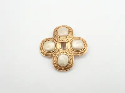 Pearl brooch, 38.1g