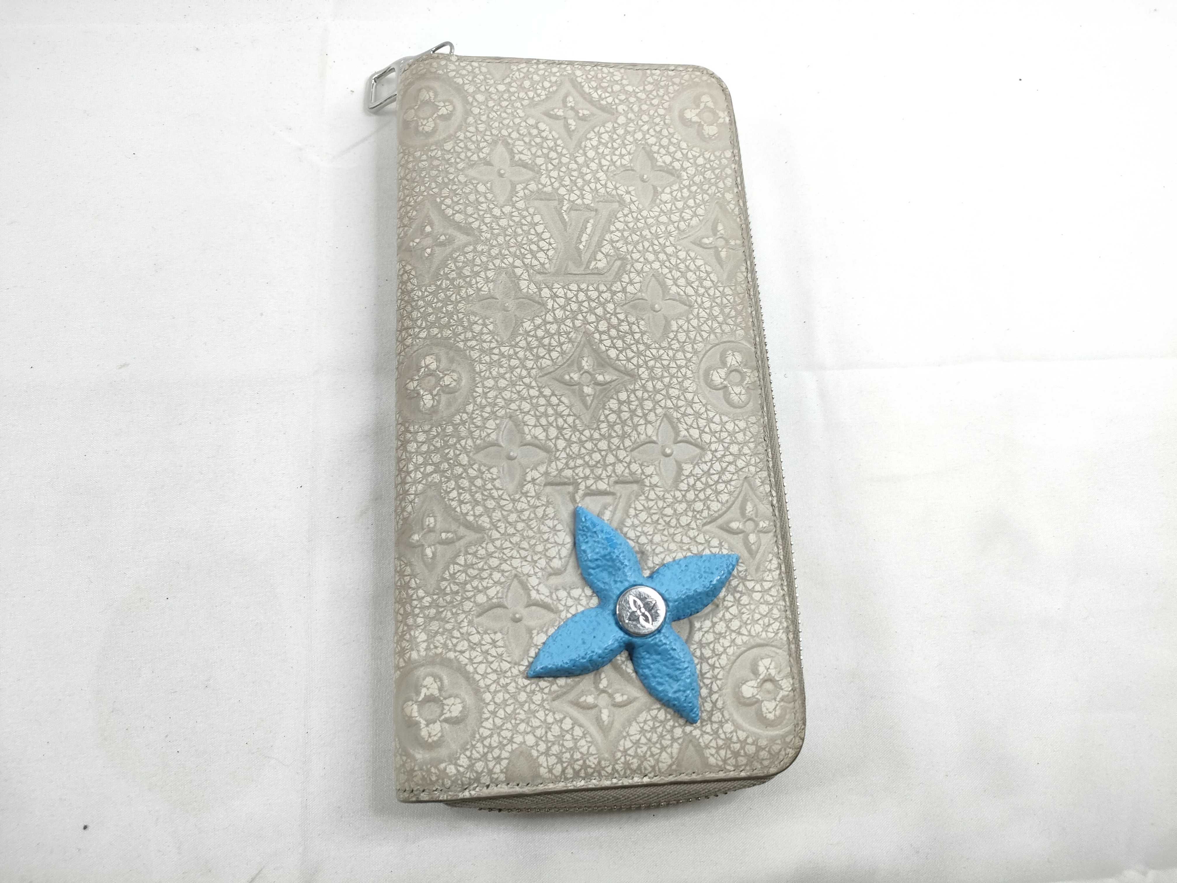 M81573 Climbing Zippy Wallet