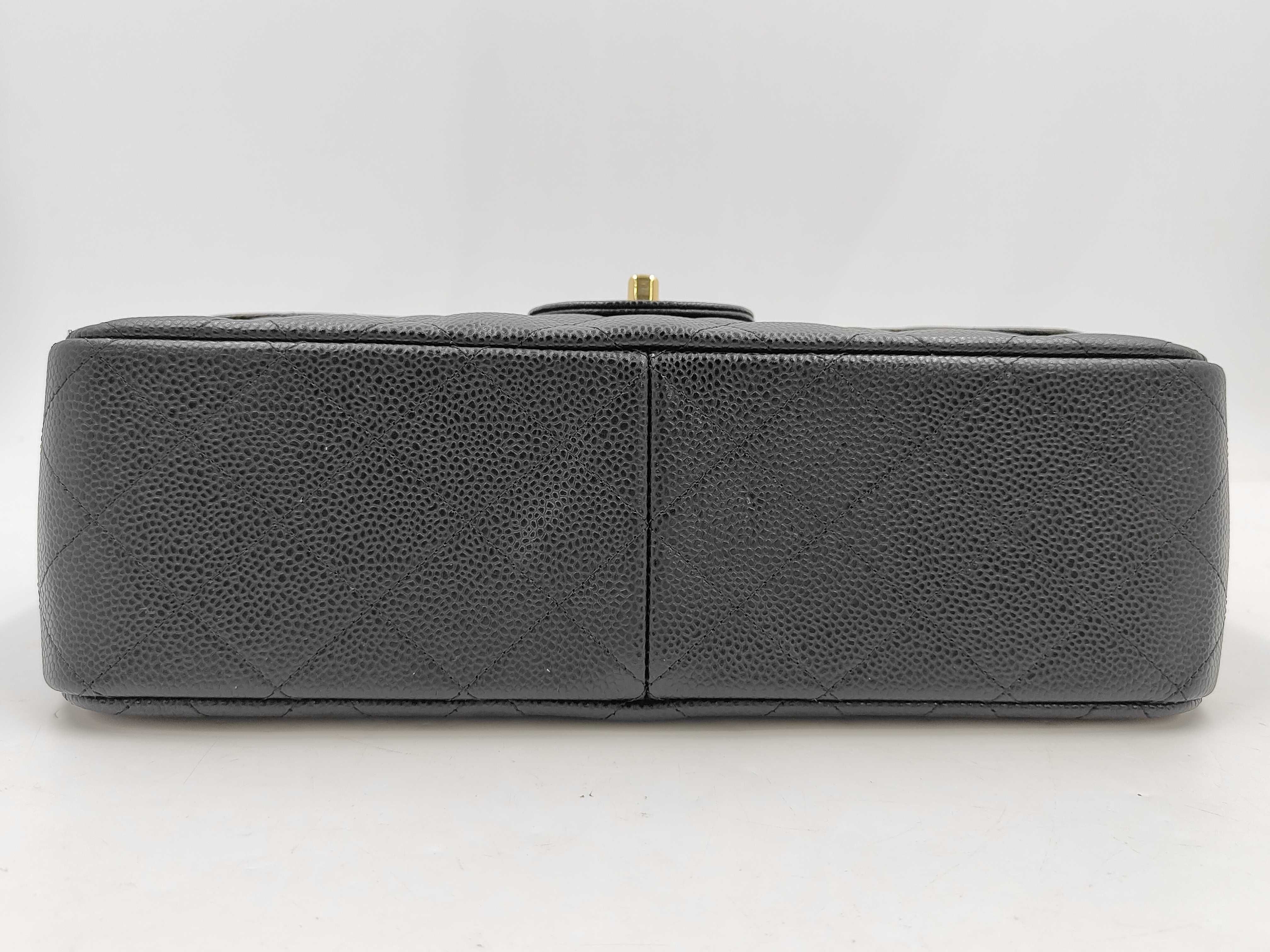 Large Matelassé 30 Caviar Leather Shoulder Bag with Black Hardware — view 5