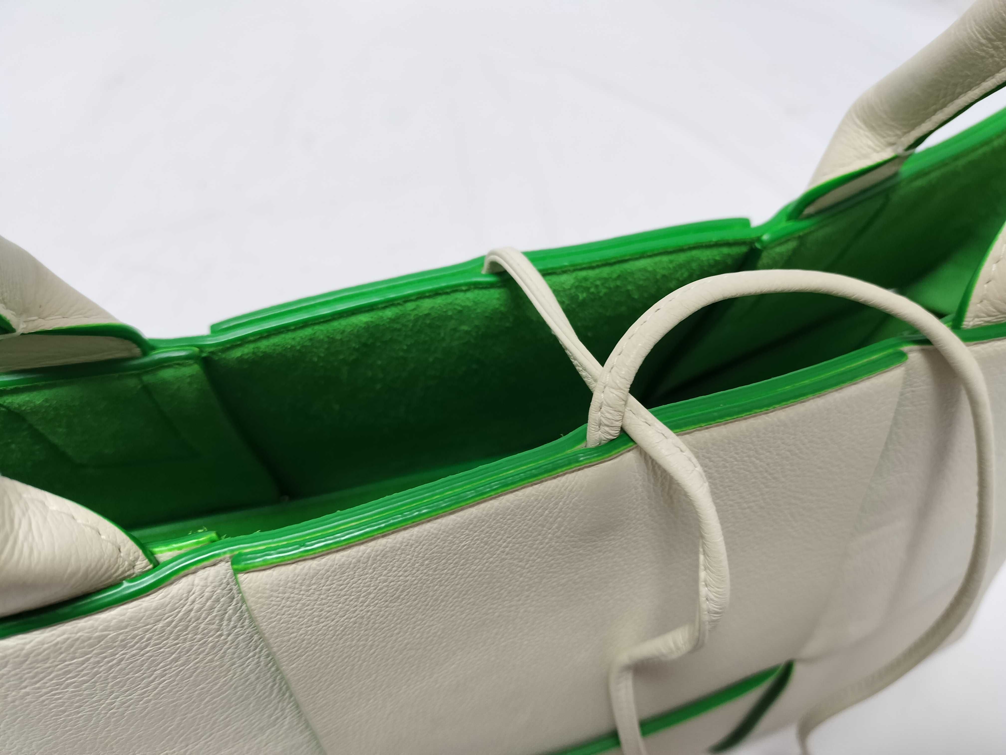Intrecciato Bottega Veneta Arco Tote Maxi Intrecciato Green Tote Bag — view 12