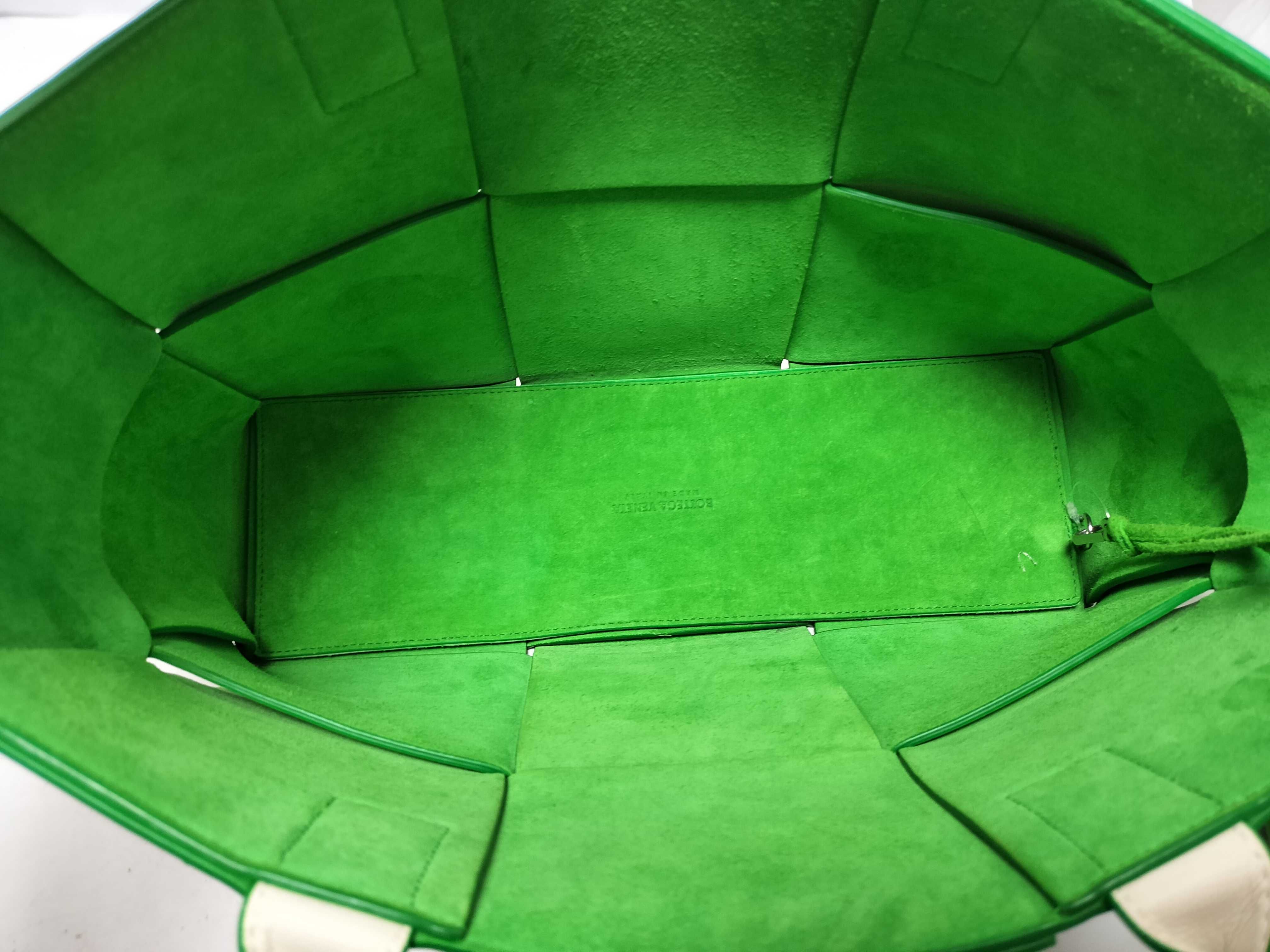 Intrecciato Bottega Veneta Arco Tote Maxi Intrecciato Green Tote Bag — view 9