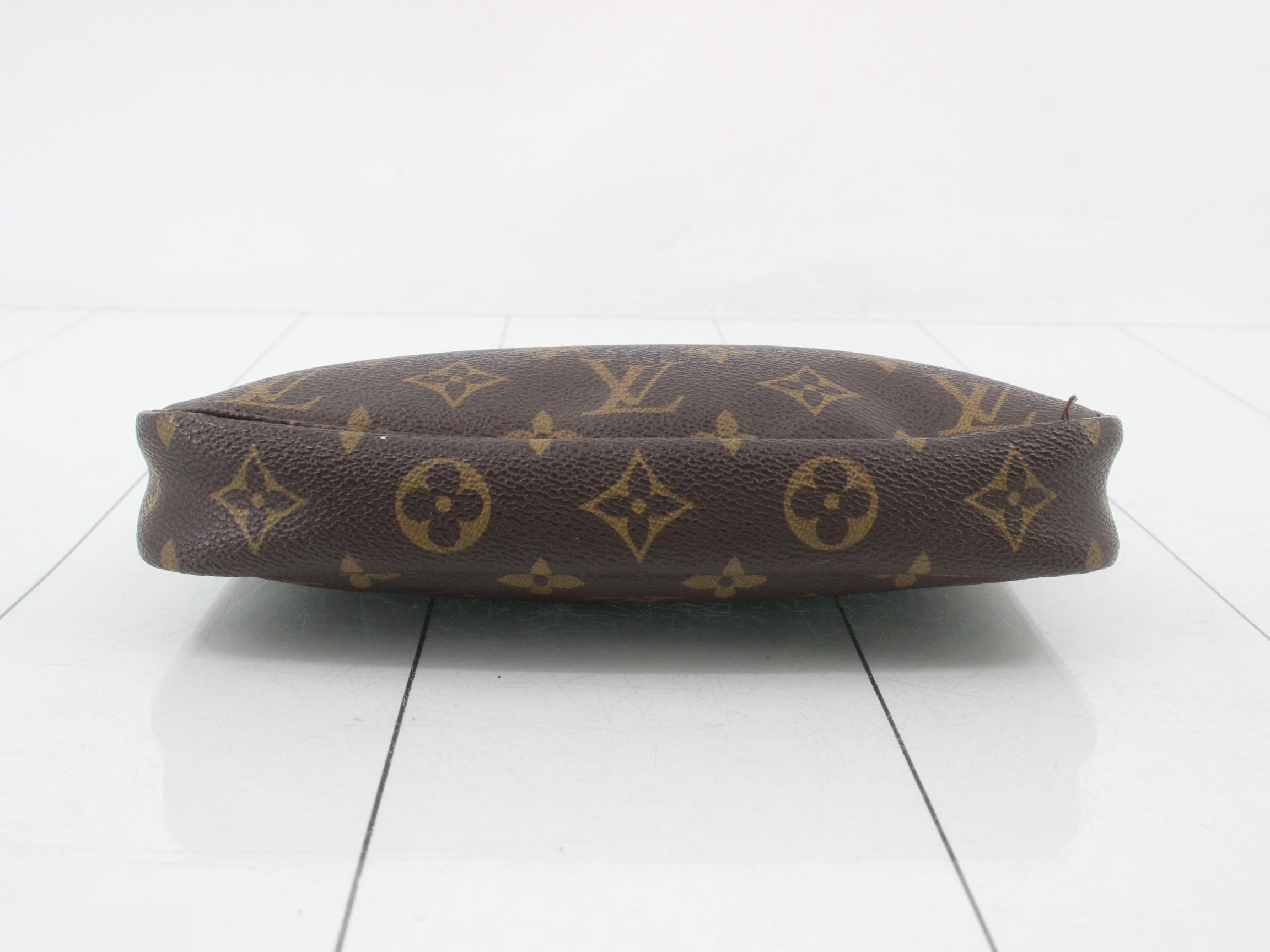 M51980 Monogram Accessoires Pouch — view 3