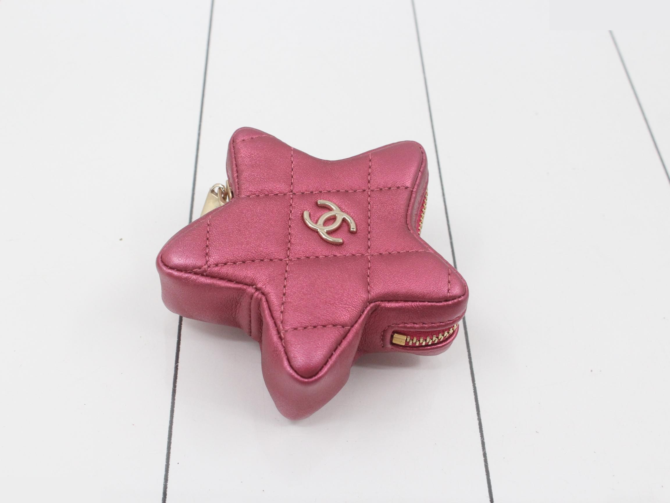 Matelassé enamel chain backpack — view 7