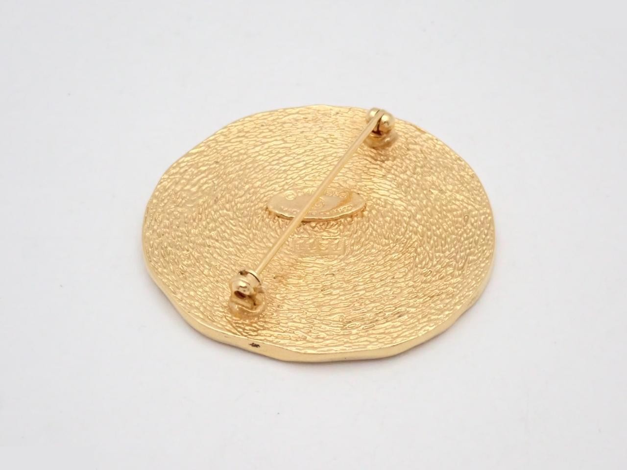 Gold brooch — view 2