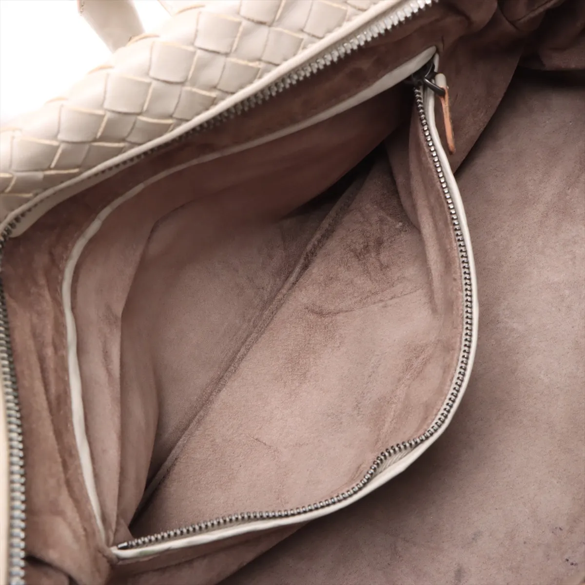 Intrecciato Leather Handbag Beige — view 8