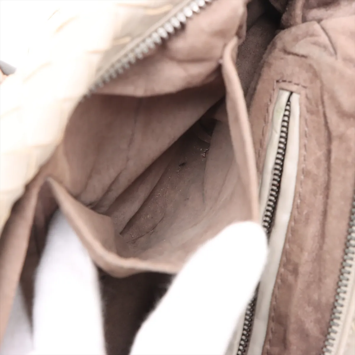 Intrecciato Leather Handbag Beige — view 9