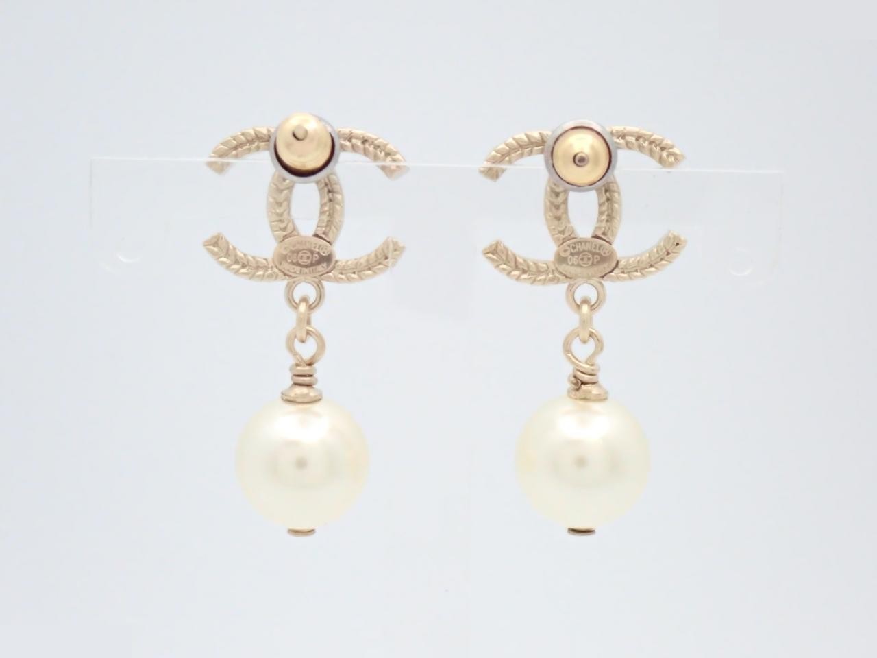 earrings, model 06P, Coco Mark, pearl, swing type, 3cm in height. — view 2