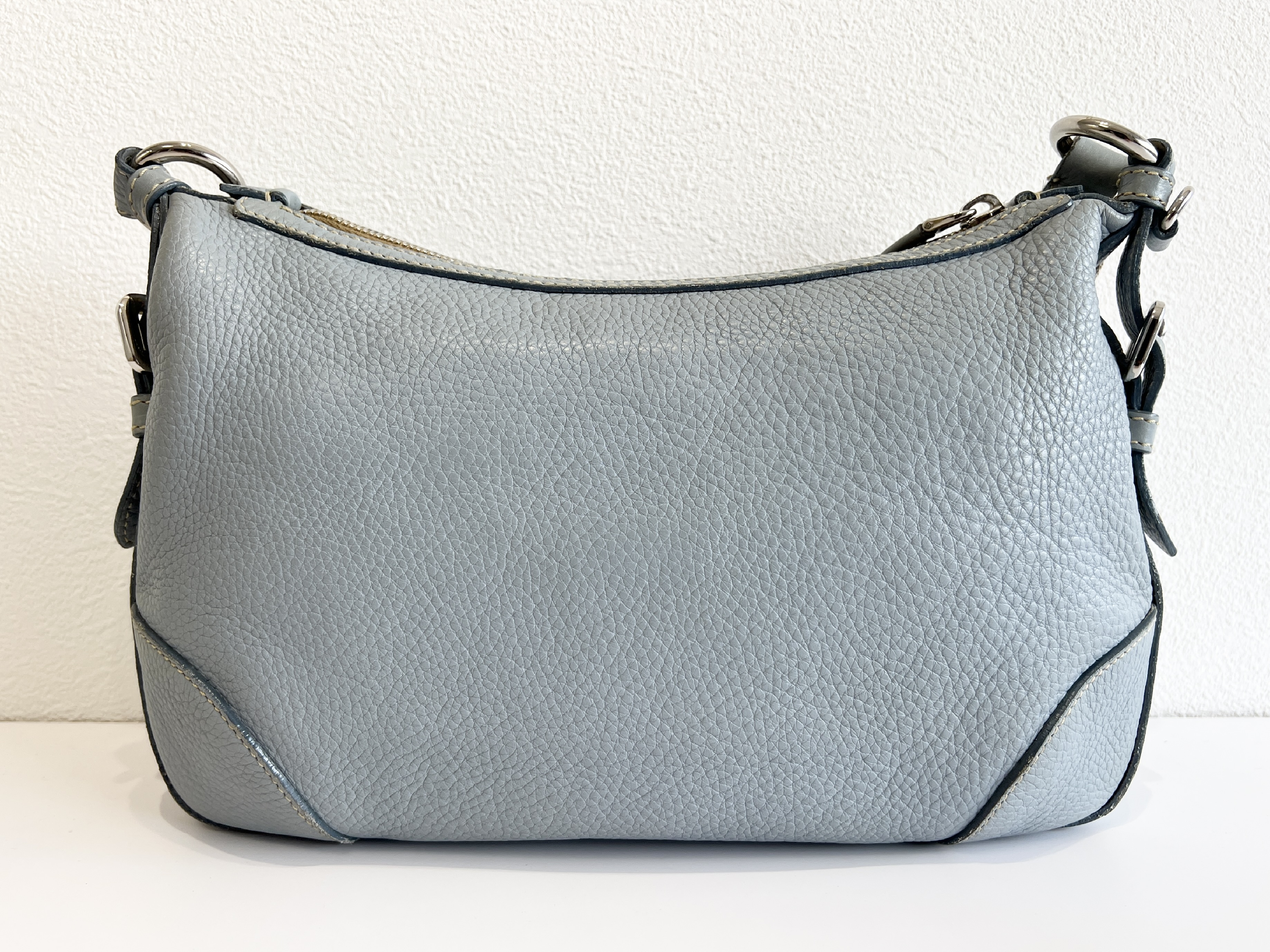 Phoenix Vitello Daino Leather Embossed Logo Shoulder Bag (One-Shoulder Bag) — view 2