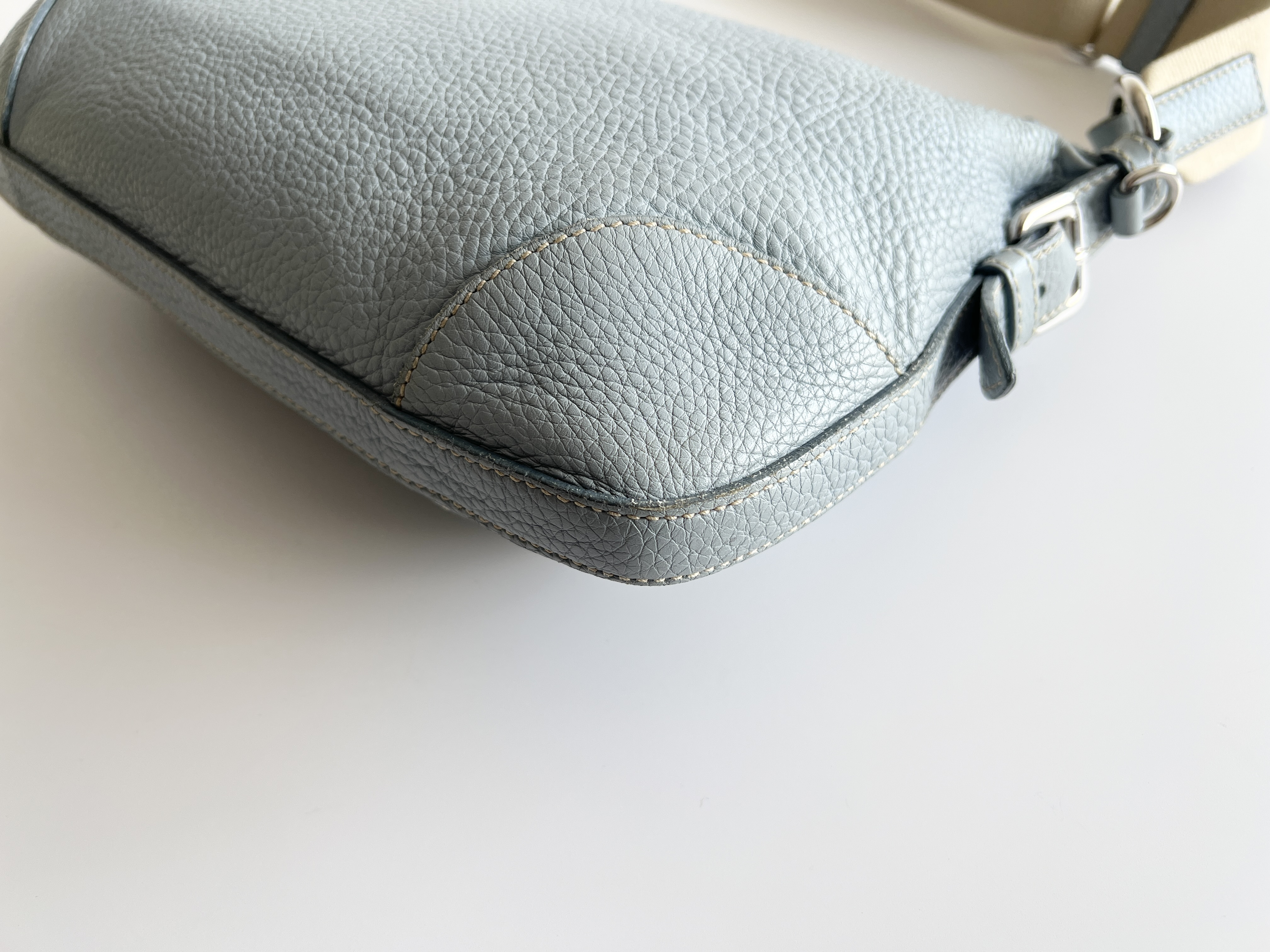 Phoenix Vitello Daino Leather Embossed Logo Shoulder Bag (One-Shoulder Bag) — view 11