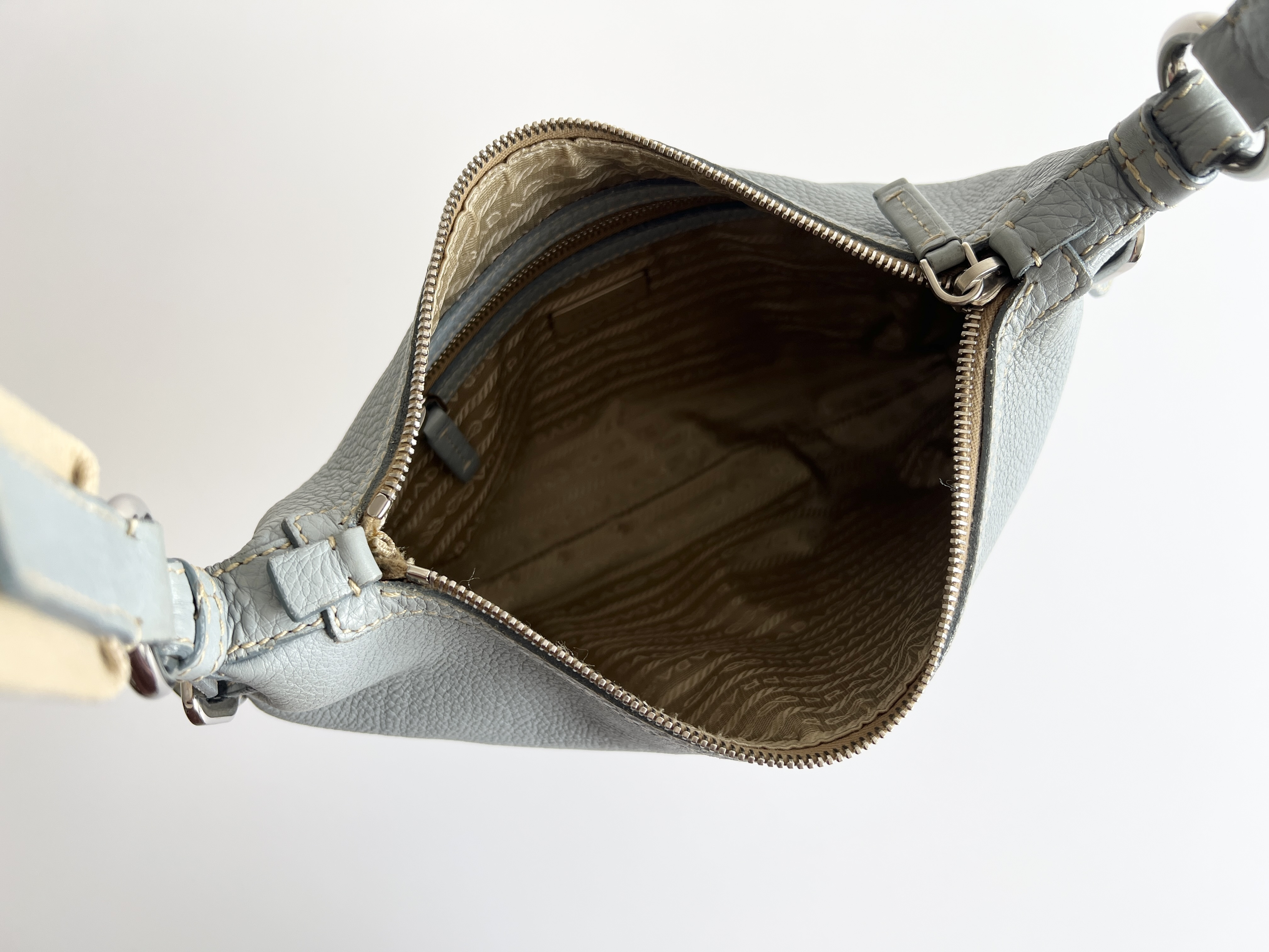 Phoenix Vitello Daino Leather Embossed Logo Shoulder Bag (One-Shoulder Bag) — view 4