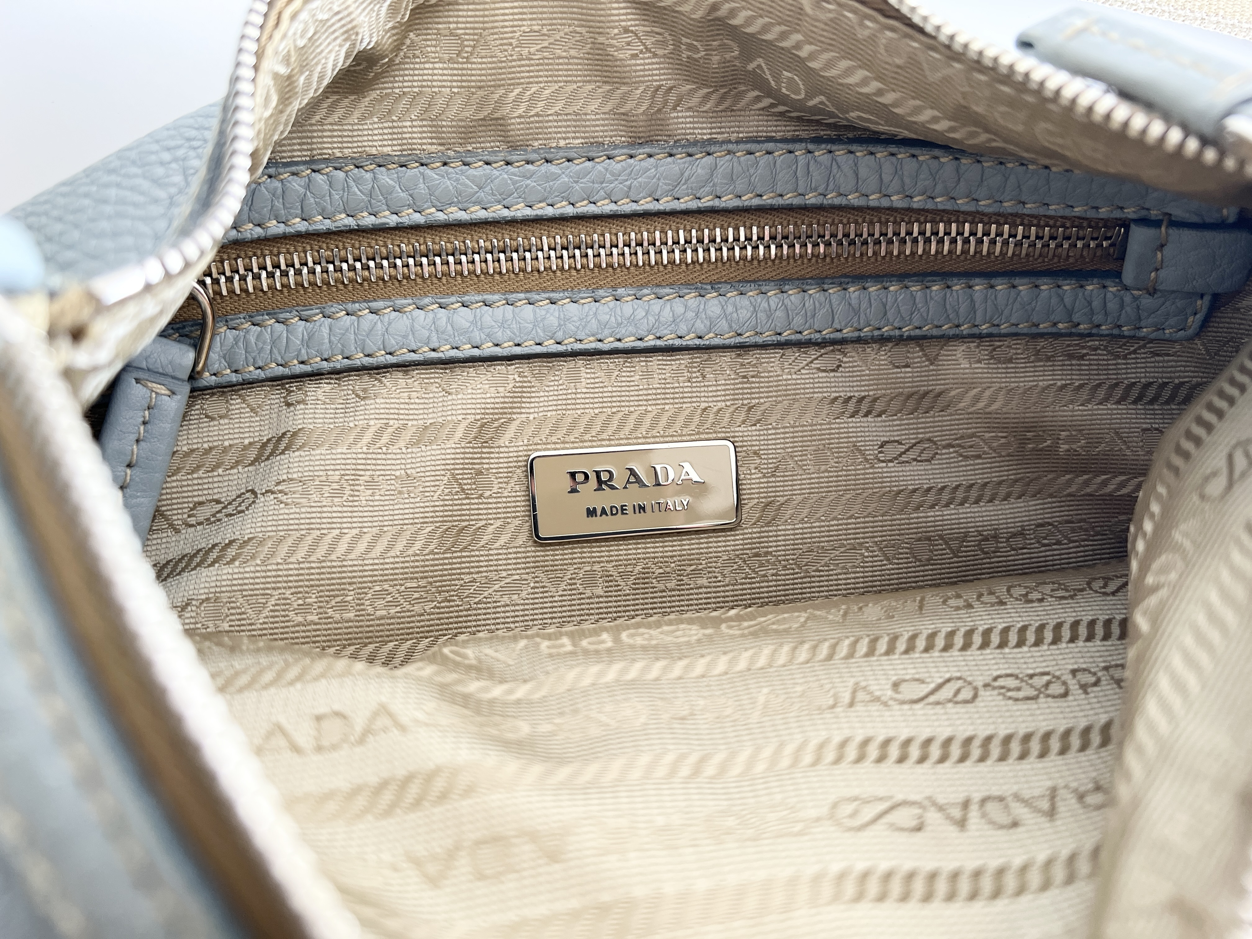 Phoenix Vitello Daino Leather Embossed Logo Shoulder Bag (One-Shoulder Bag) — view 6